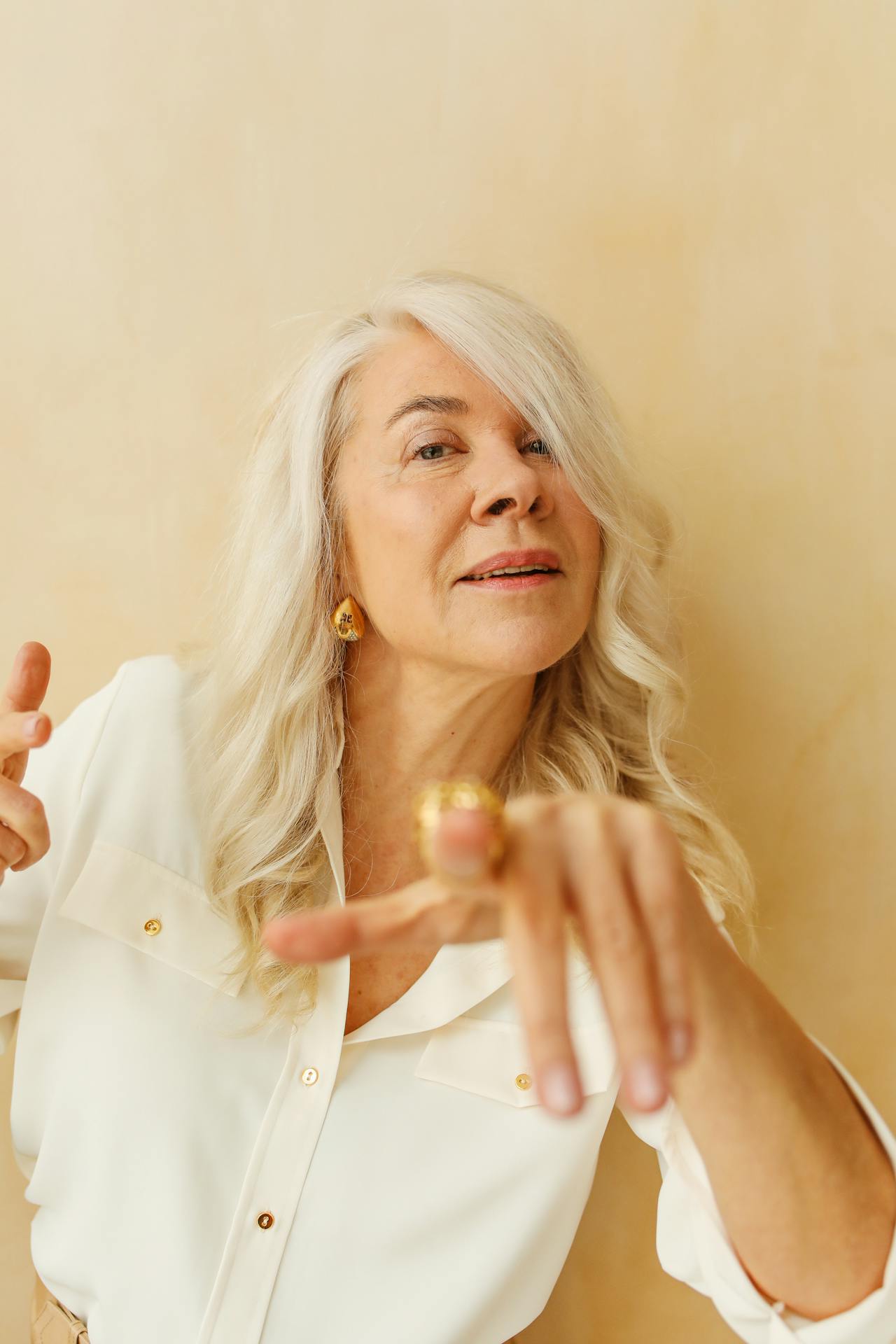 Une femme qui pointe son doigt vers quelqu'un | Source : Pexels