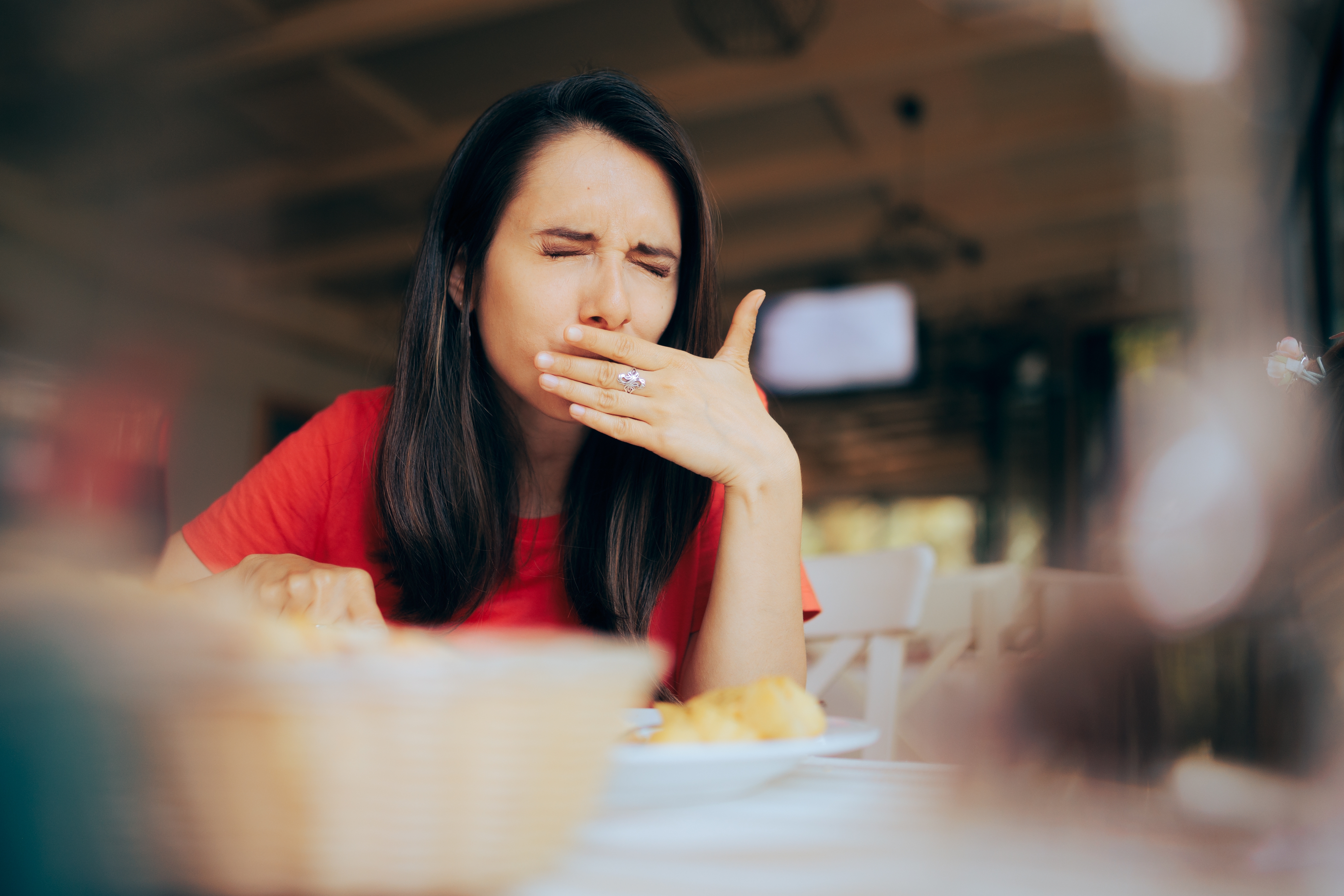 Une femme n'aime pas la nourriture | Source : Shutterstock