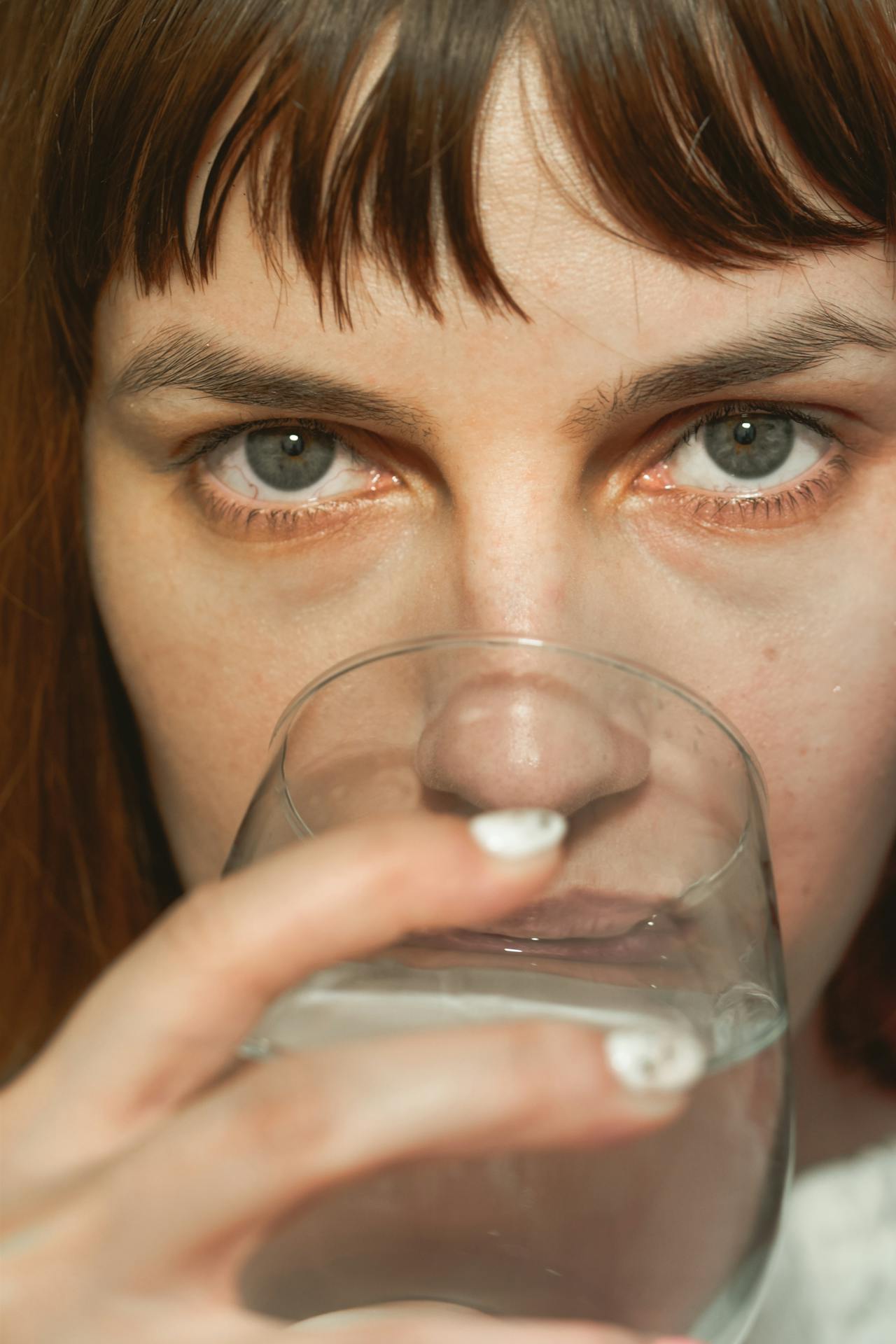 Une femme buvant un verre d'eau | Source : Pexels