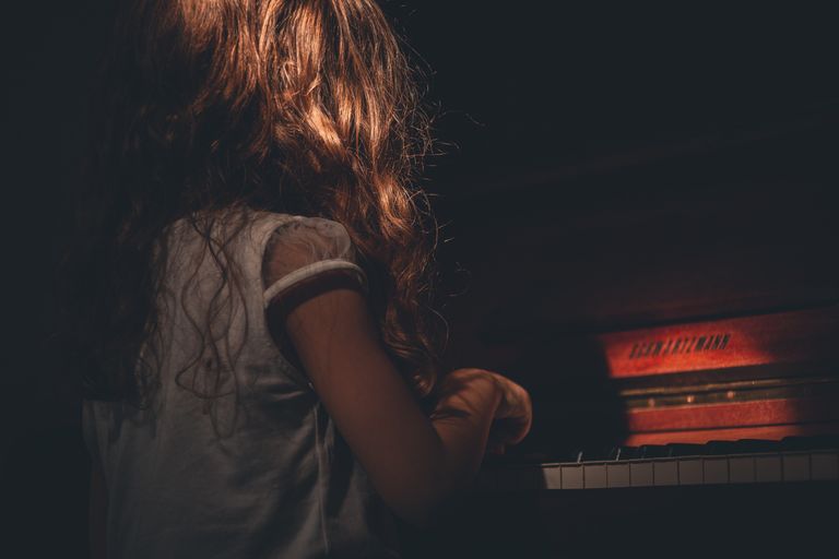 Adèle passait la plupart de son temps à jouer des mélodies aléatoires au piano. | Source : Pexels