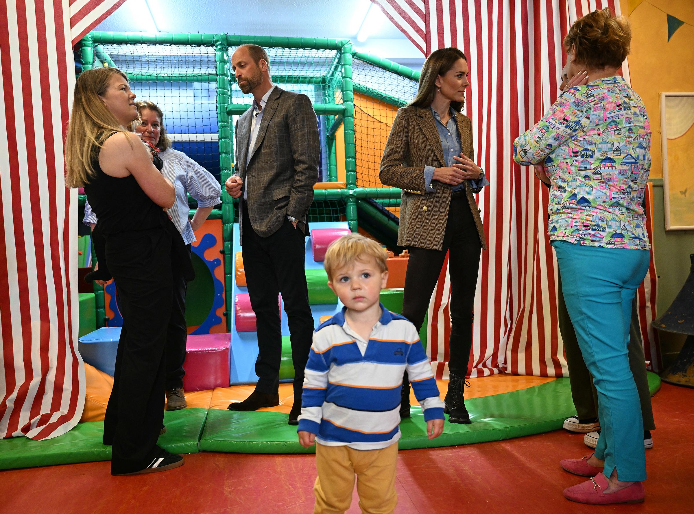 À l'intérieur de la zone de jeux doux d'Aros Hall, William et Catherine discutent avec les parents et le personnel pendant que les enfants jouent à proximité. L'intérêt du couple pour les espaces communautaires axés sur la famille a été un élément clé de leur arrêt à Tobermory.