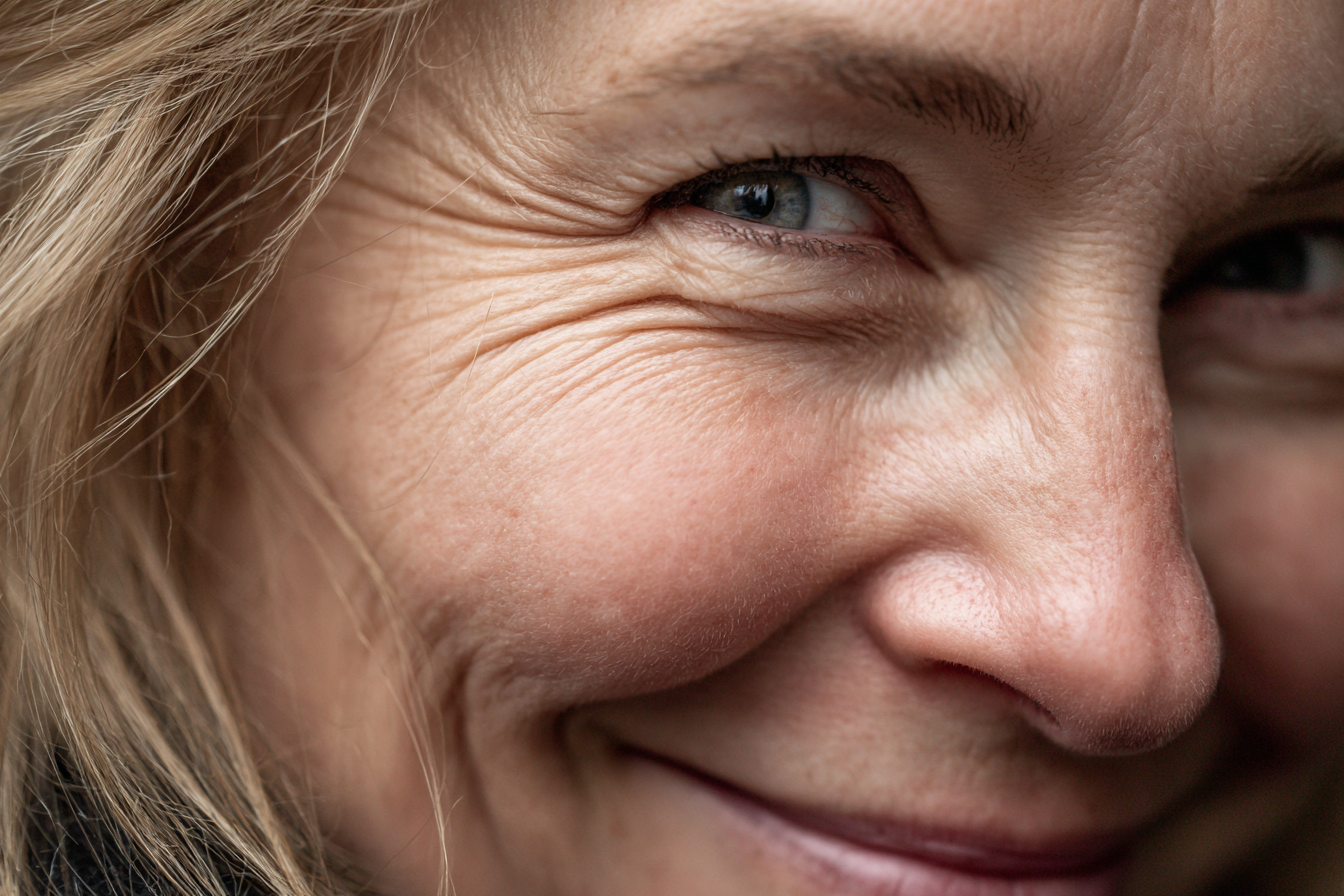 Une femme au sourire enjoué | Source : Midjourney