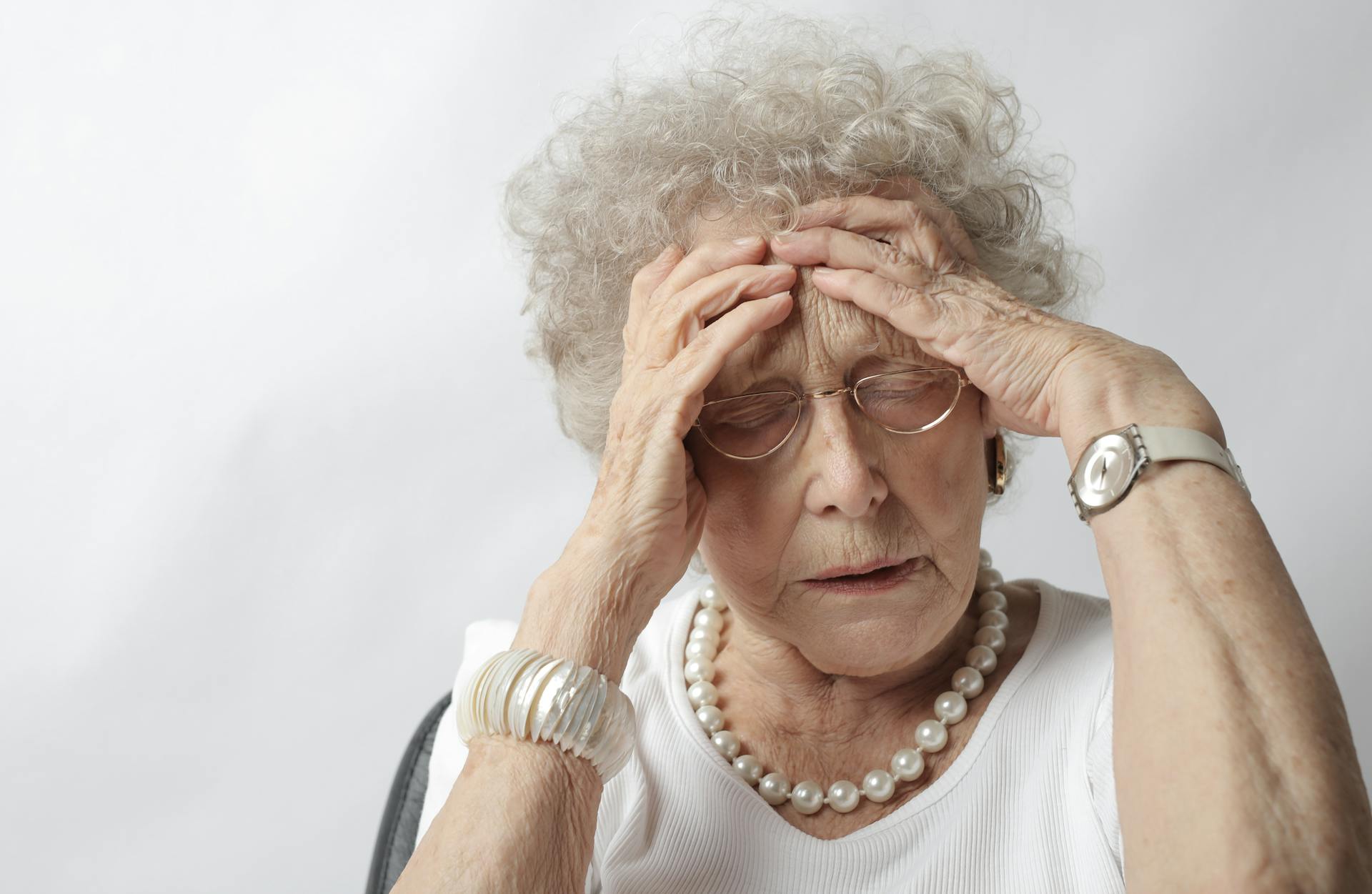 Une vieille femme avec les mains sur la tête | Source : Pexels