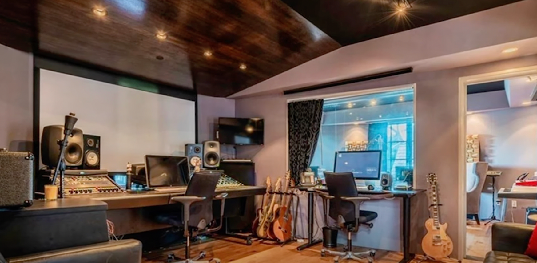 Le studio d'enregistrement de John Stamos dans sa maison de Los Angeles | Source : YouTube@FamousEntertainment