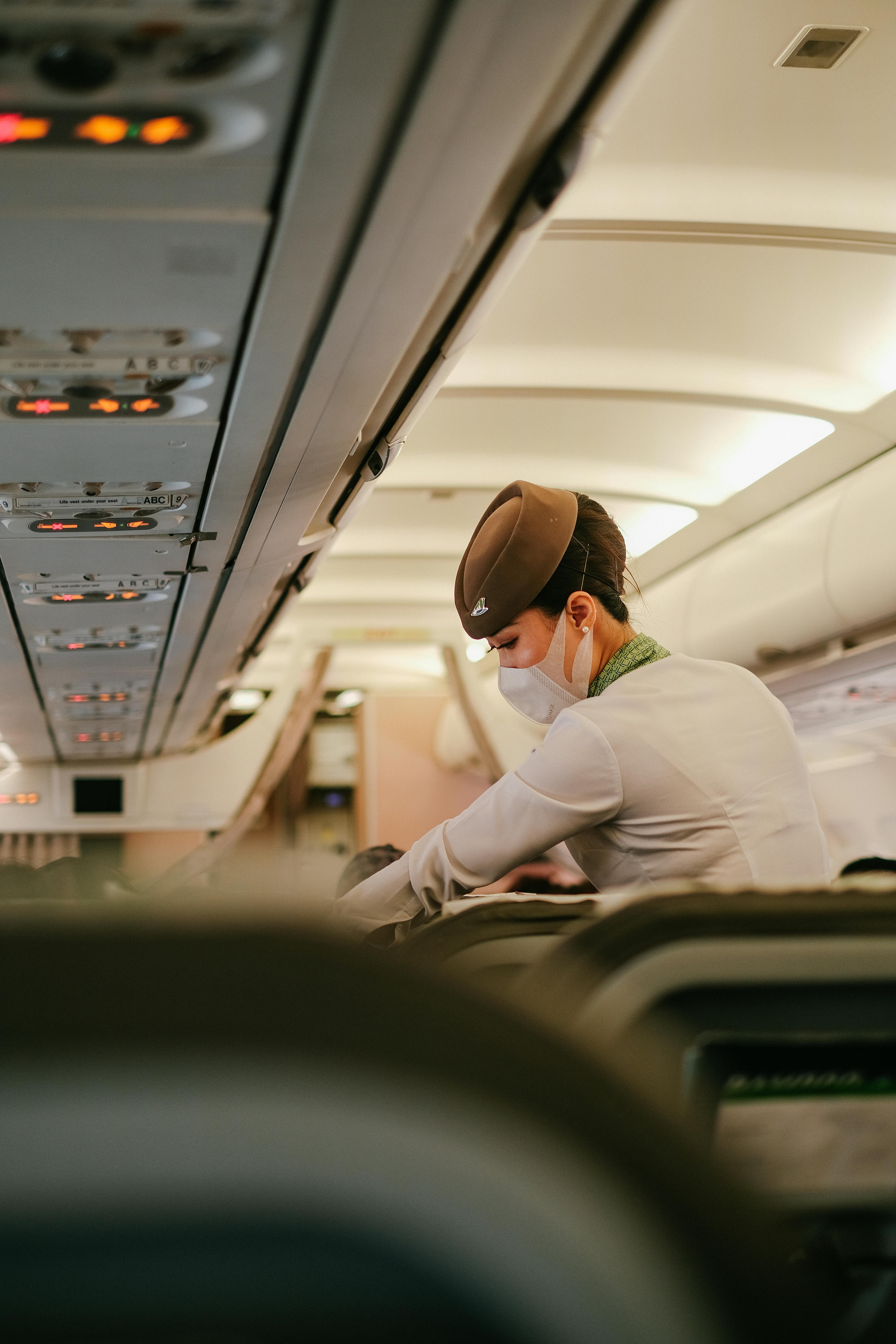 Olivia spots her old friend Carrie working as a flight attendant | Source: Pexels