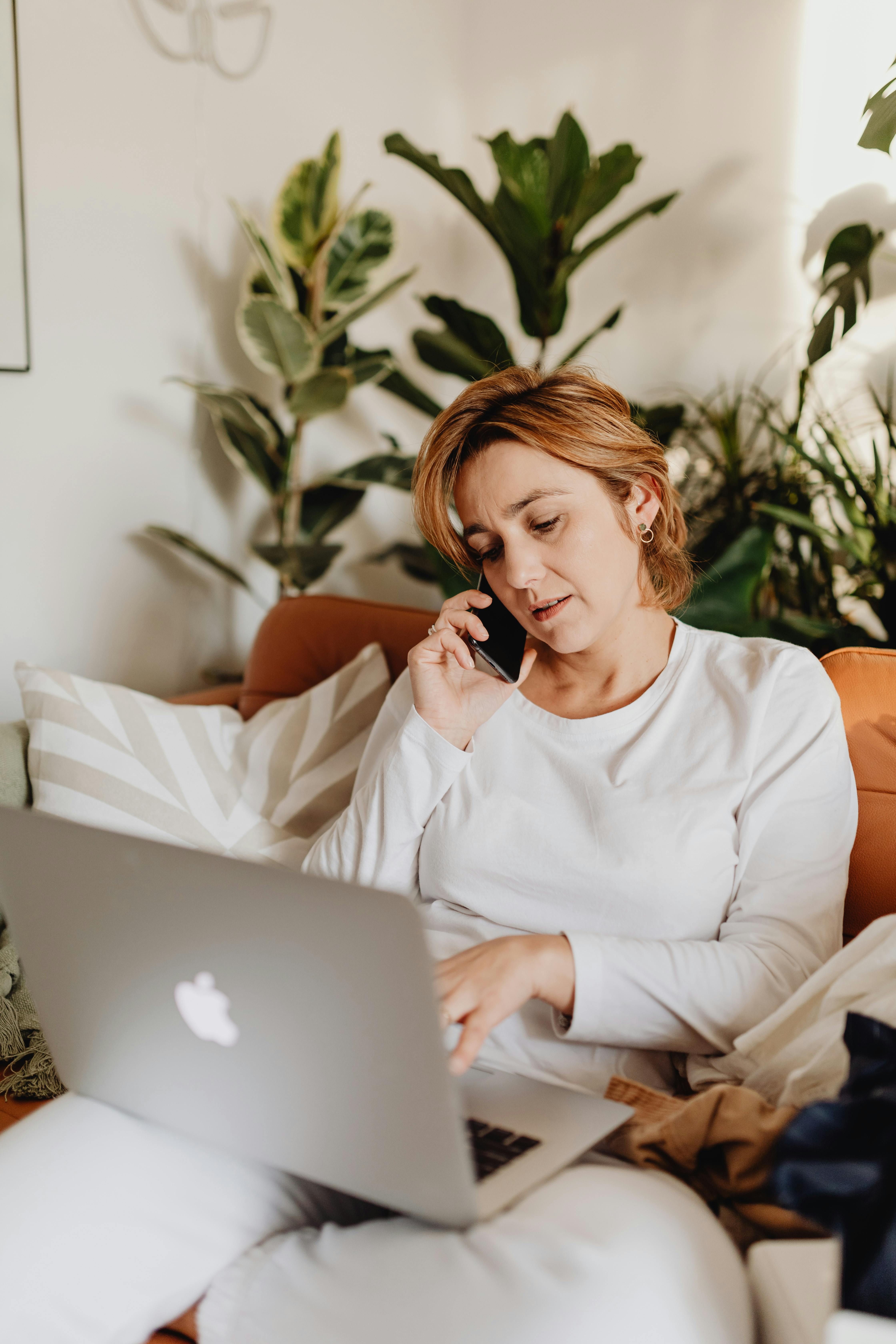 Une femme qui parle à quelqu'un au téléphone | Source : Pexels