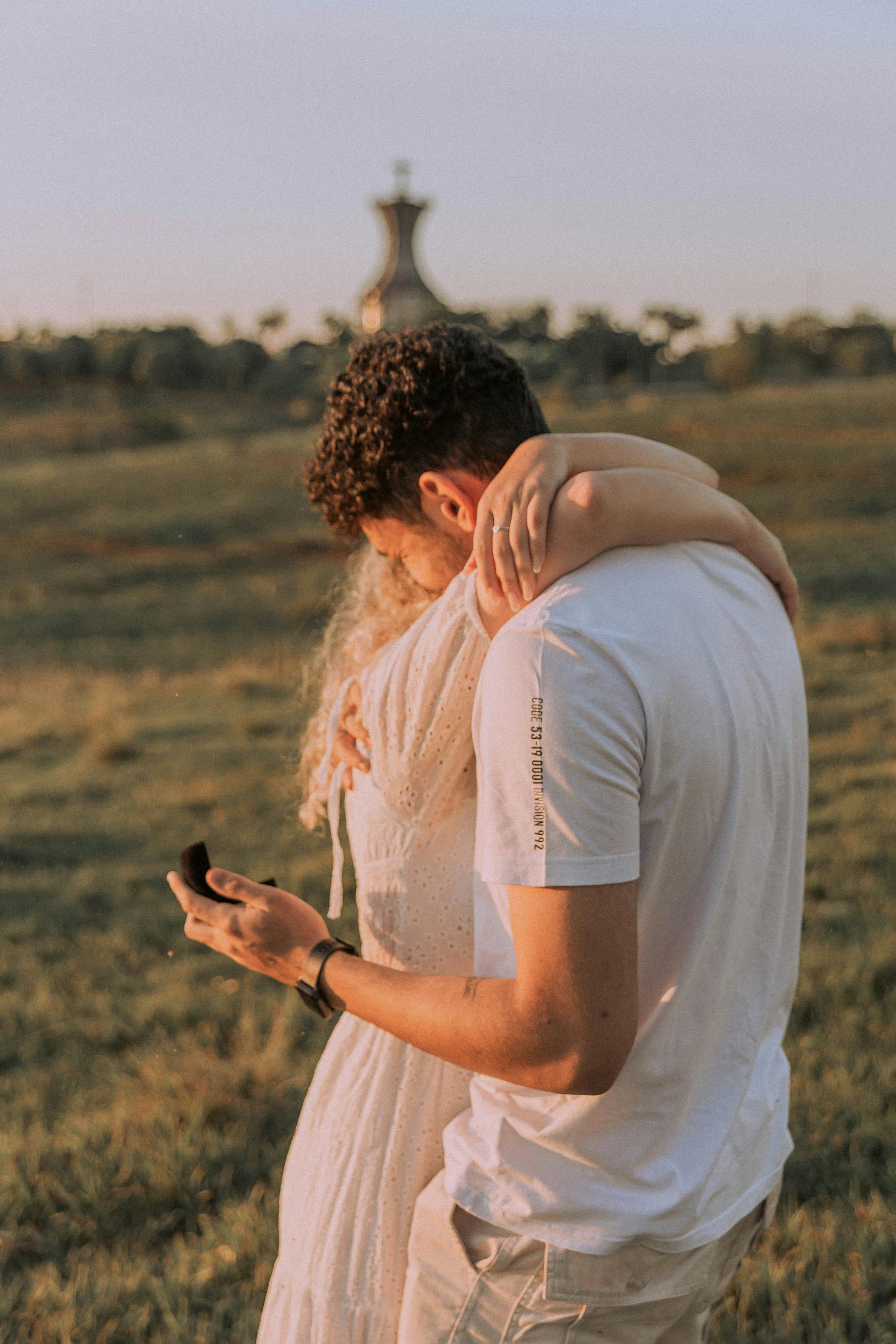 Une femme serrant son amant dans ses bras après une demande en mariage romantique | Source : Pexels