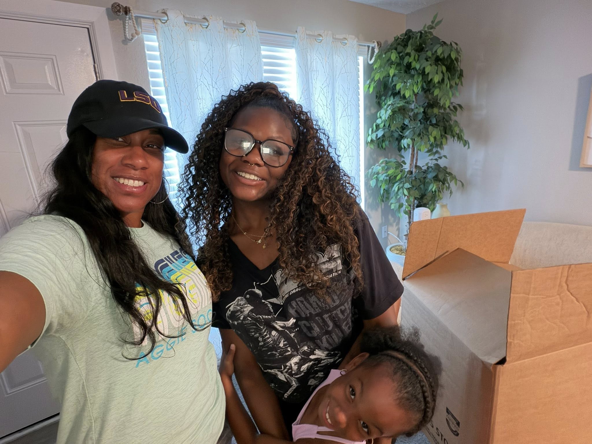 Sherqueena Jackson, Courtney Hodge et Carter, sur une photo postée le 10 mai 2026 | Source : Facebook/Sherqueena Myles Jackson