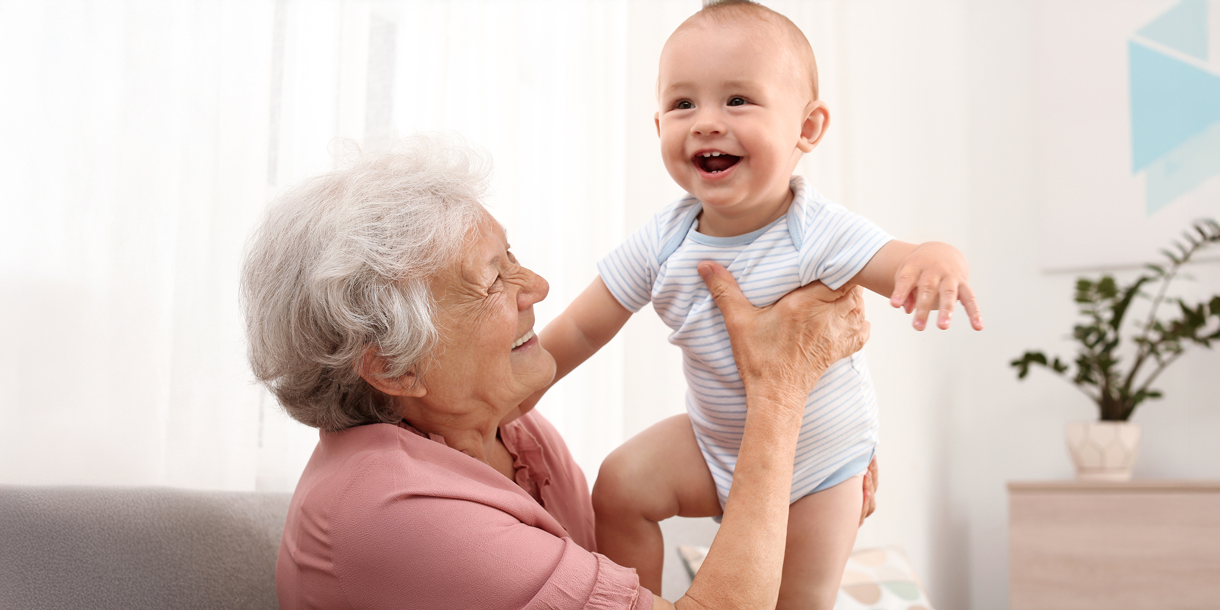 Une grand-mère tenant un bébé | Source : Shutterstock