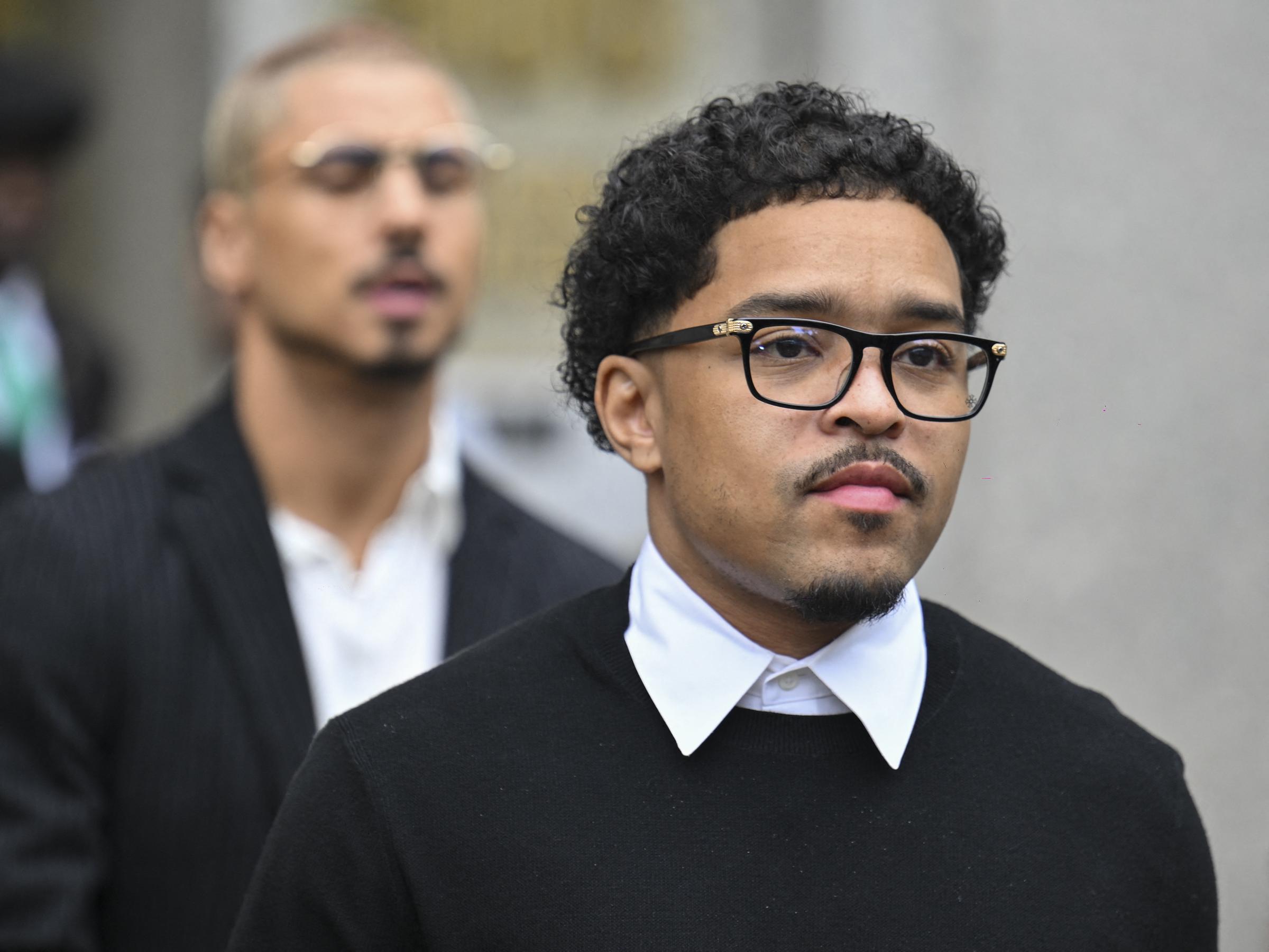 Justin Combs quitte le tribunal fédéral le 15 mai 2025, à New York. | Source : Getty Images