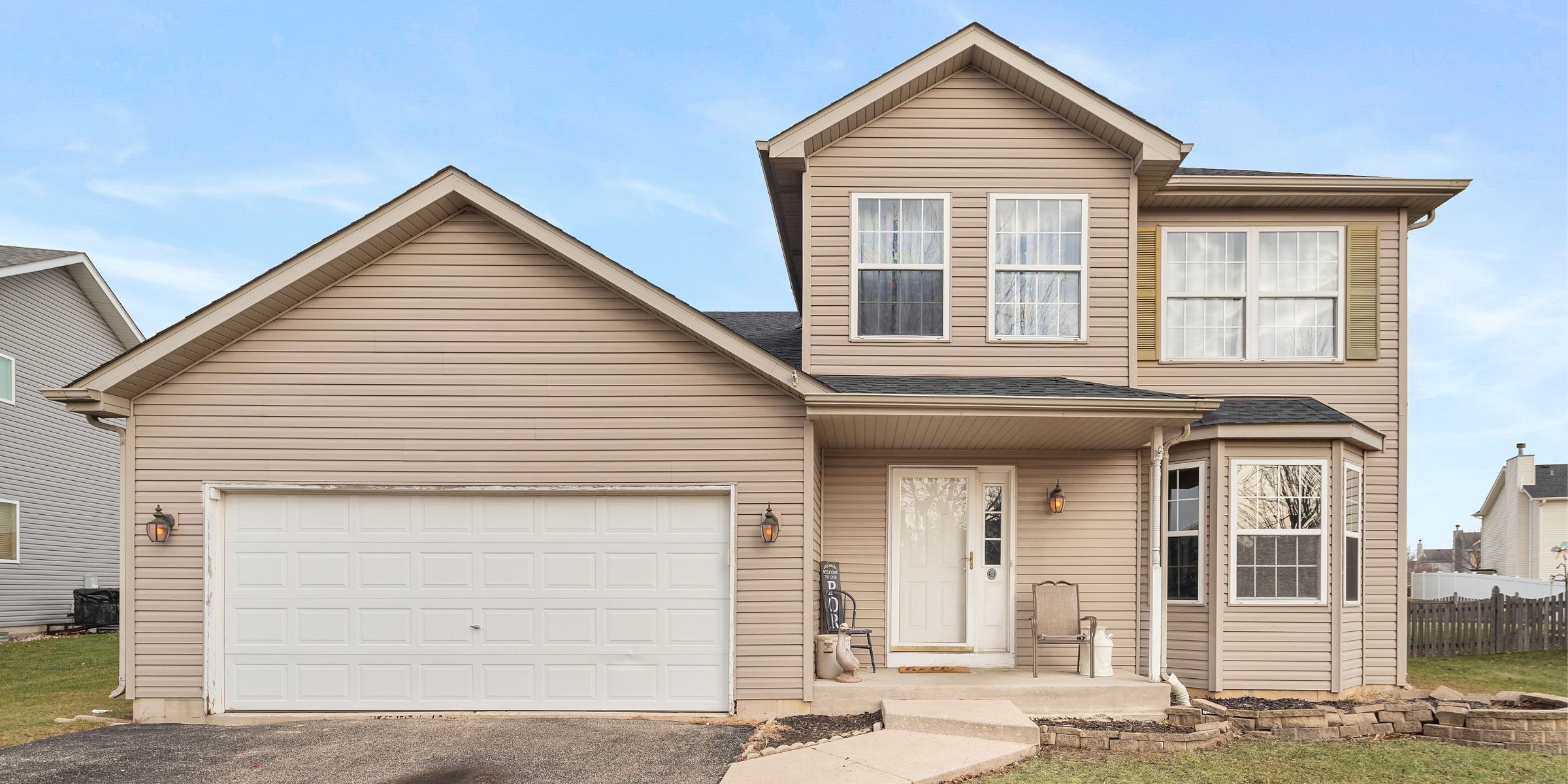 Une maison à deux étages | Source : Shutterstock
