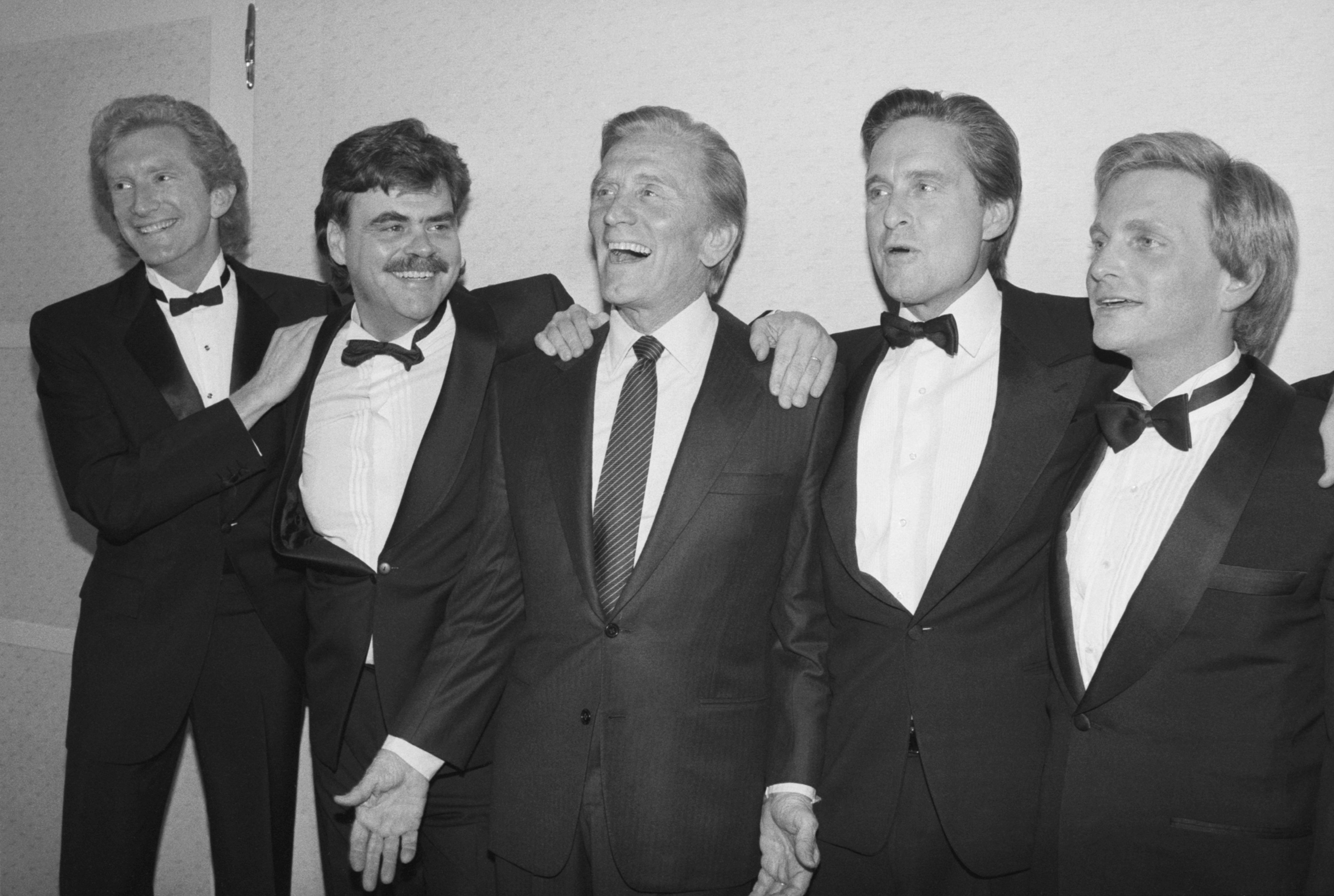 Kirk Douglas posant avec ses quatre fils lors d'une soirée de gala au théâtre Majestic à Manhattan. De gauche à droite : Peter, Joel, Michael et Eric. / Source : Getty Images