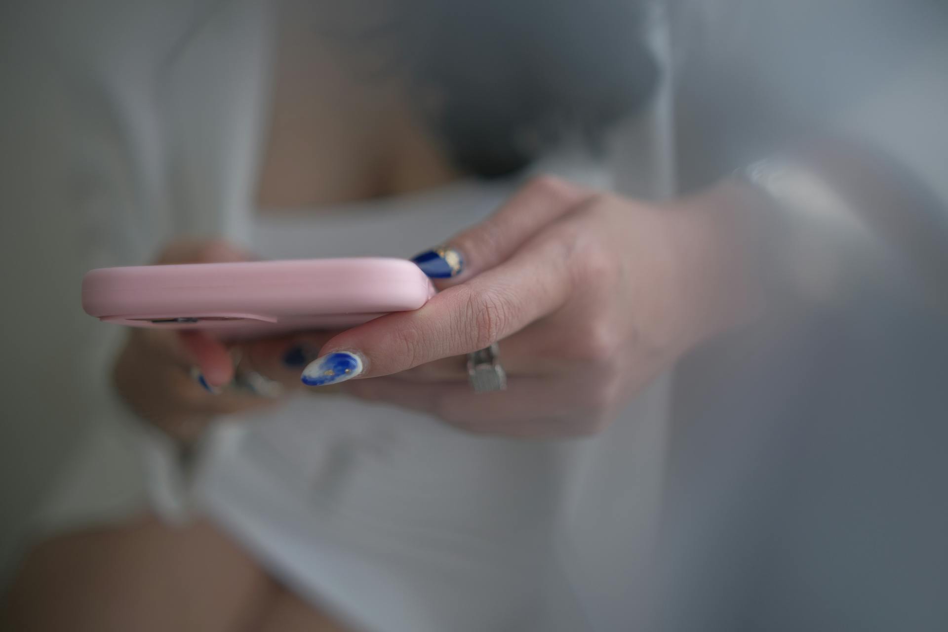 Une femme tenant son téléphone | Source : Pexels