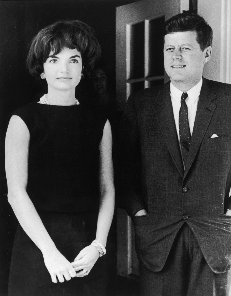 John et Jackie Kennedy à la porte de la Maison Blanche, Washington, D.C., vers 1961 | Photo : Getty Images