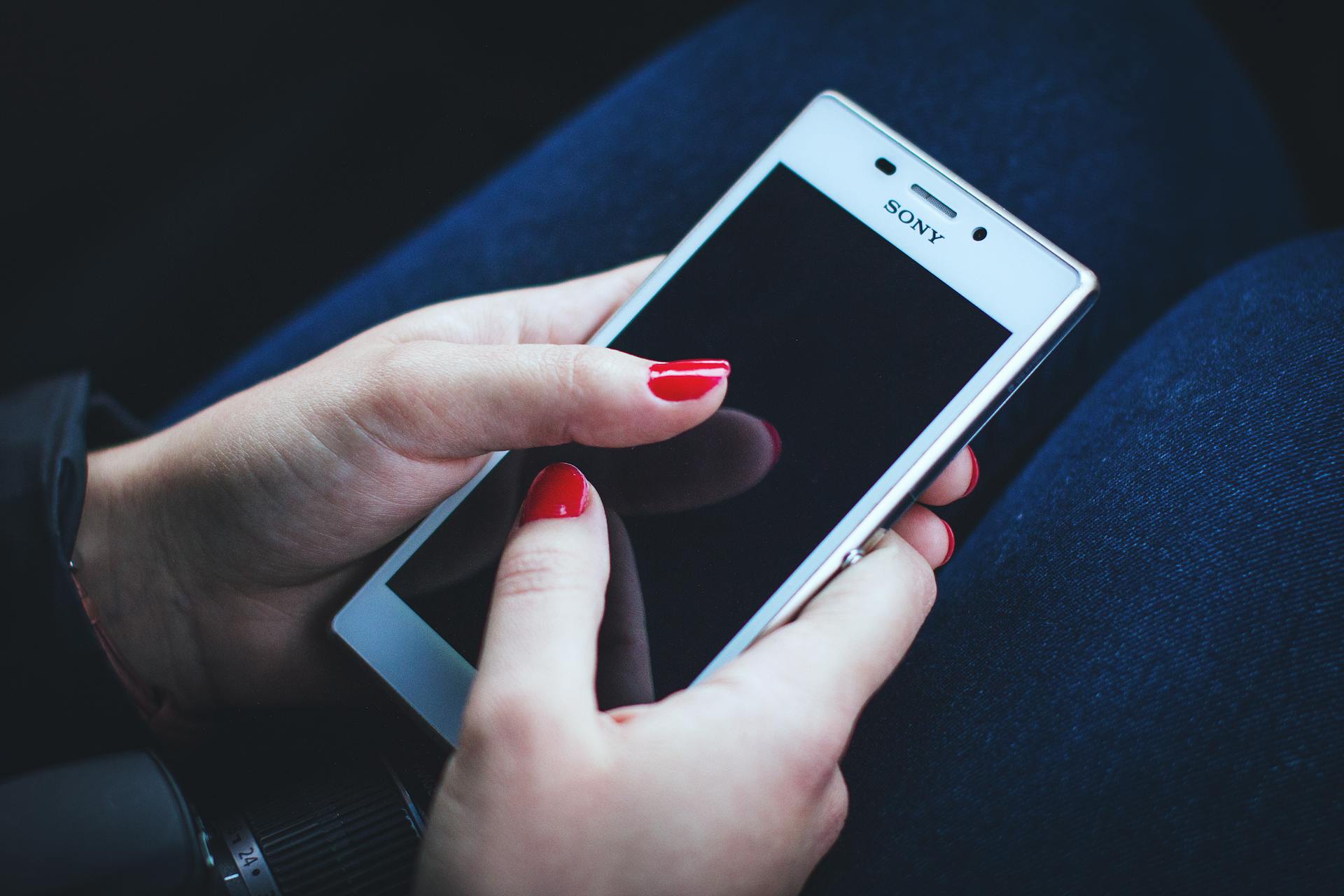 Une femme tenant un téléphone | Source : Pexels