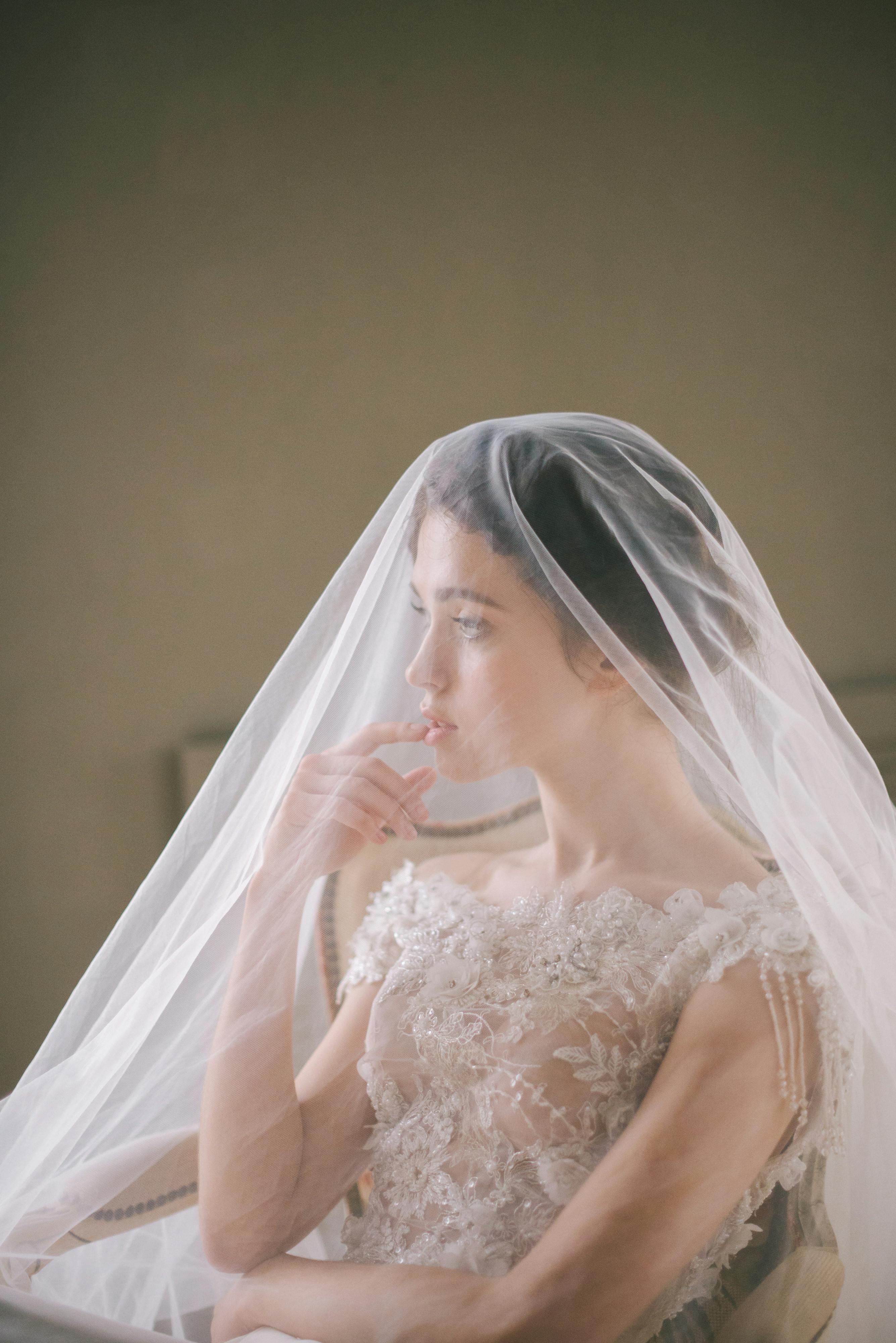 Une mariée vêtue d'une belle robe pense à son mariage à venir | Source : Pexels