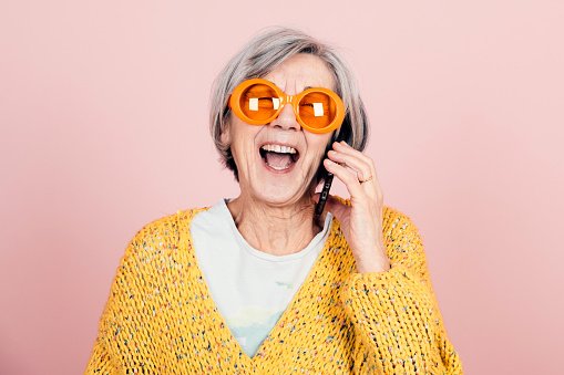 Une femme âgée heureuse. | Photo : Getty Images