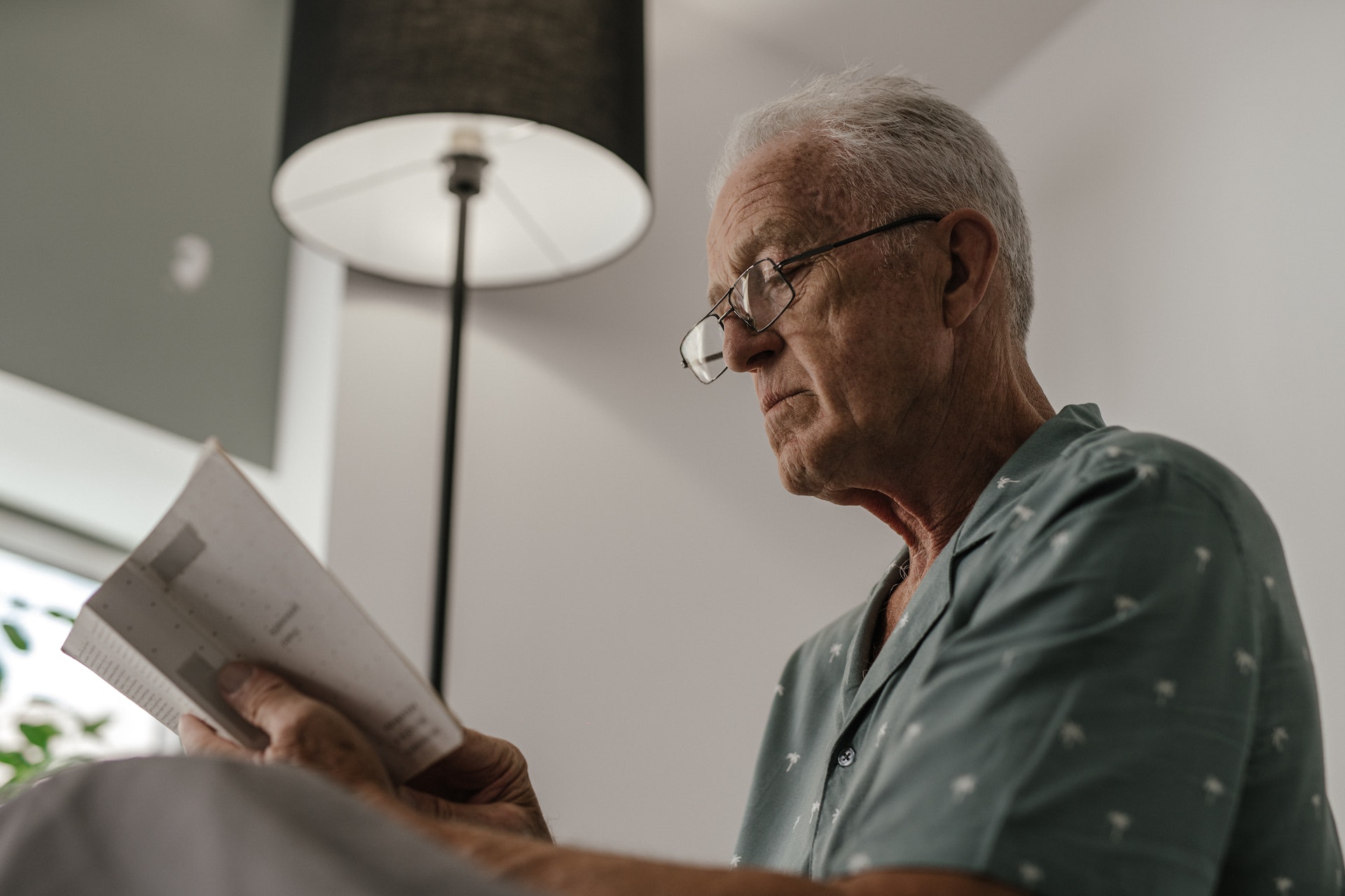 Un homme âgé lisant une lettre | Source : Pexels