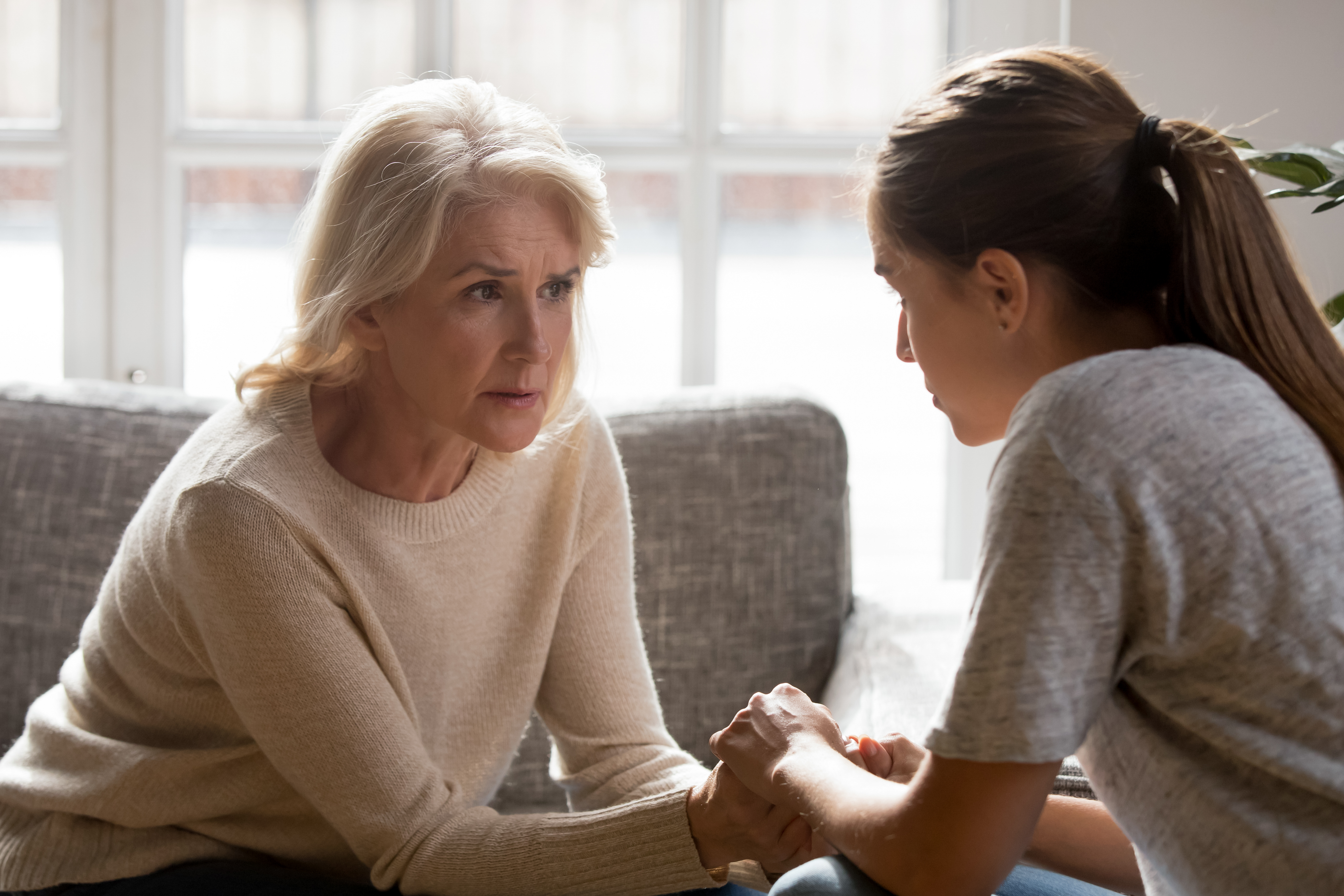 Une femme plus âgée ayant une conversation sérieuse avec une femme plus jeune | Source : Shutterstock