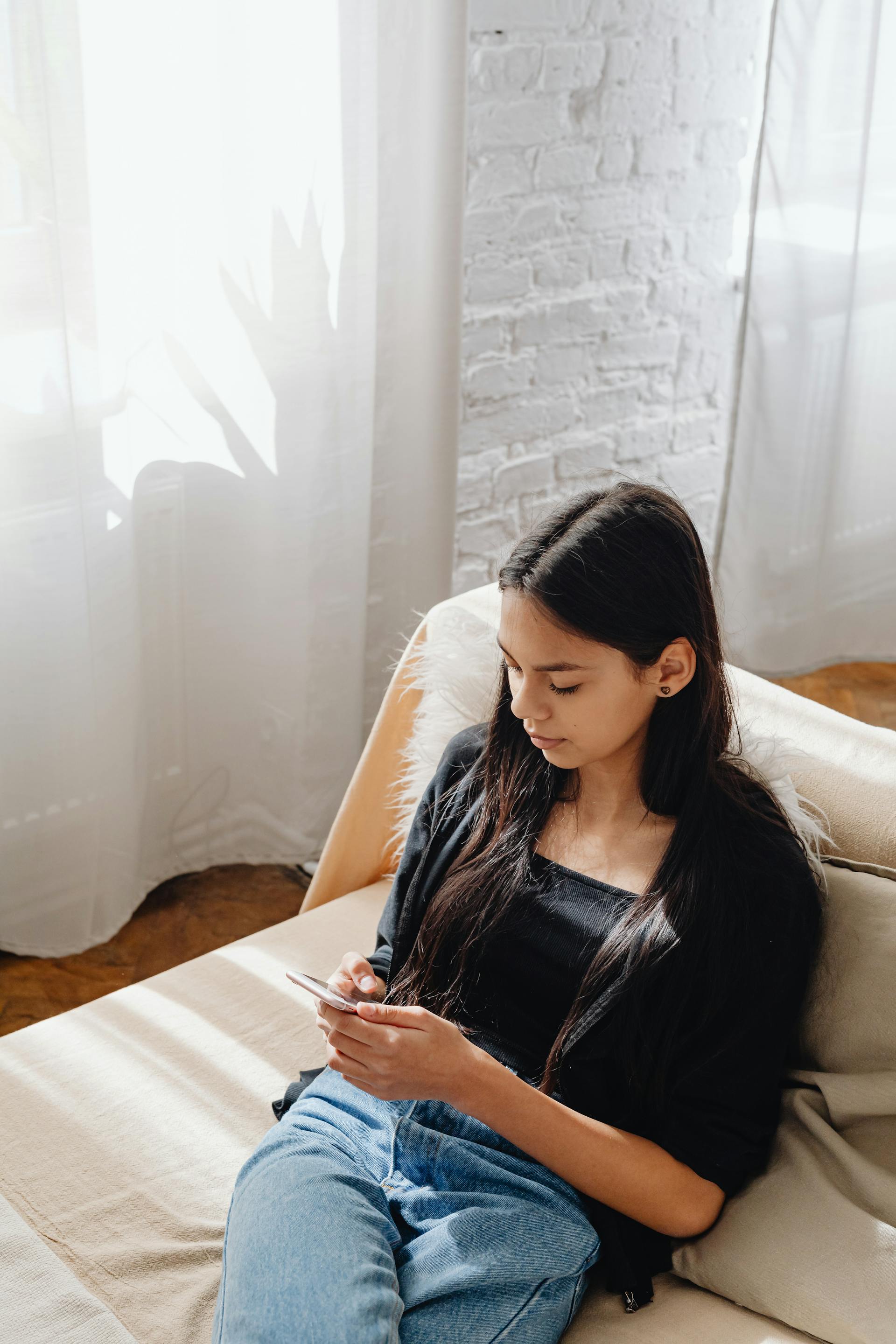Une femme utilisant son téléphone portable | Source : Pexels