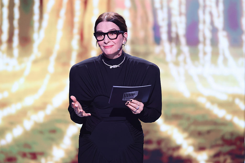 Juliette Binoche s'exprime sur scène lors de la cérémonie de remise des prix de la 38e édition des European Film Awards à la Haus der Kulturen der Welt, le 17 janvier 2026 à Berlin, en Allemagne. I Source : Getty Images
