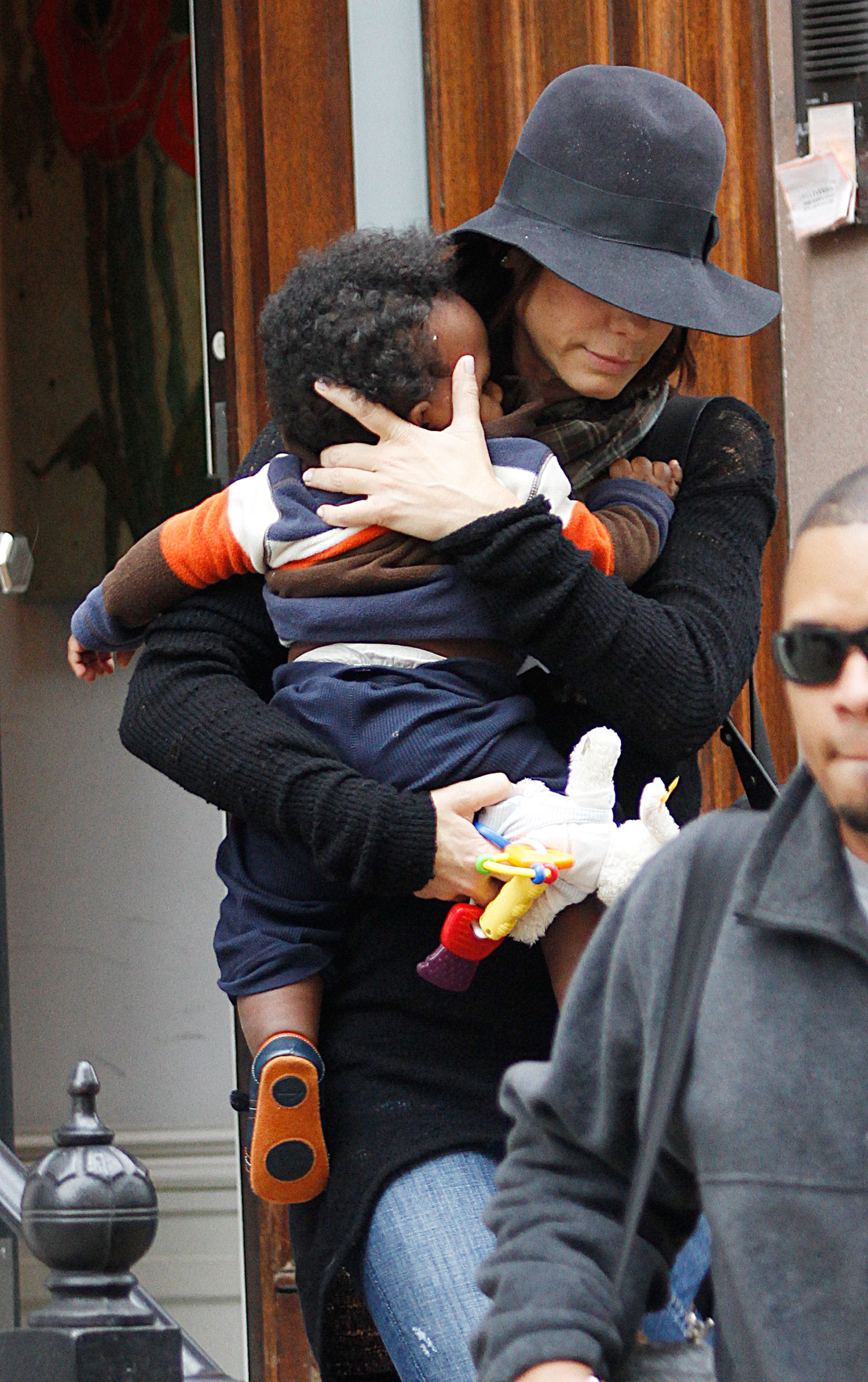 L'actrice et son fils Louis vus dans les rues de Manhattan le 6 novembre 2010, à New York | Source : Getty Images