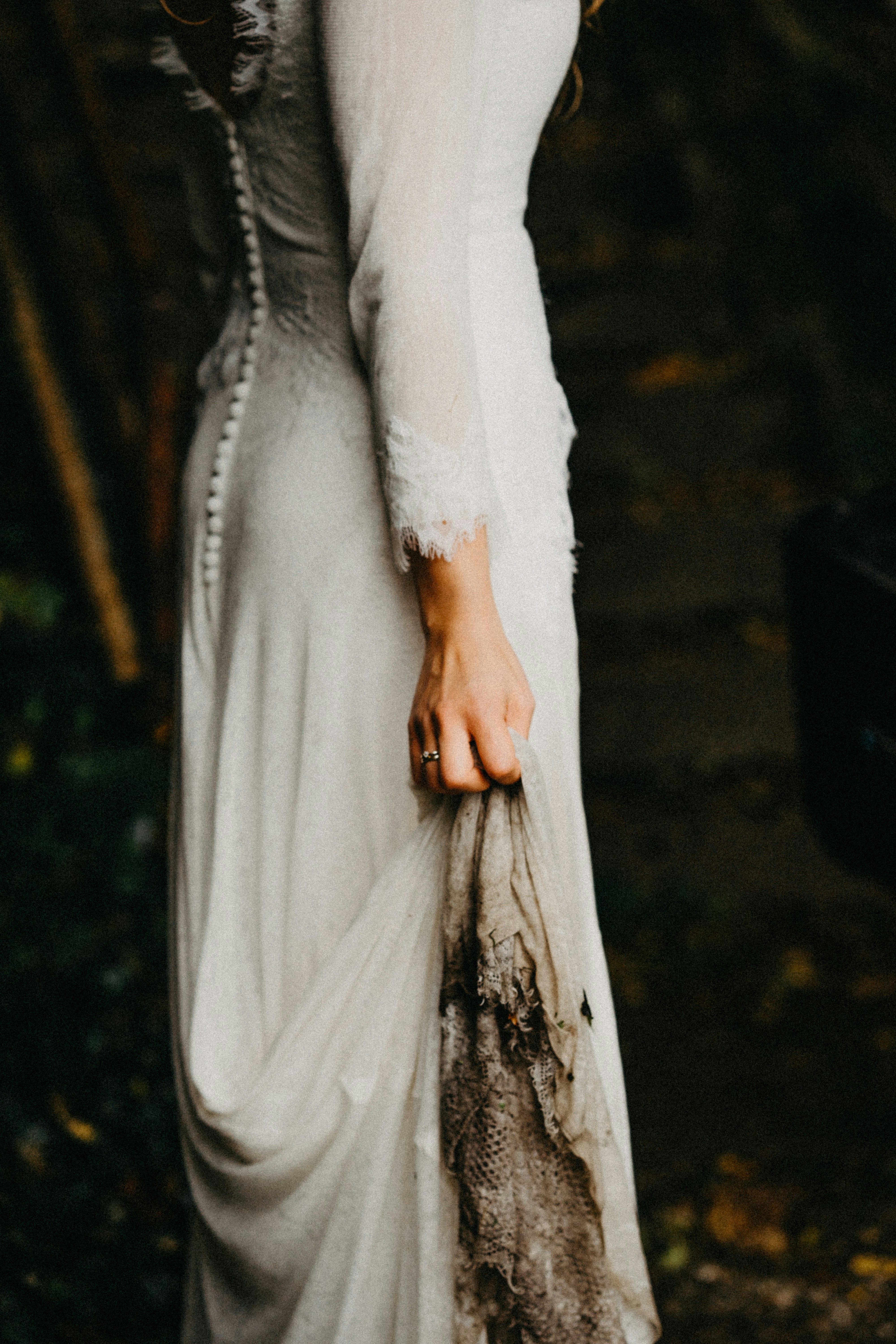 Une femme portant une robe de mariée tachée | Source : Unsplash