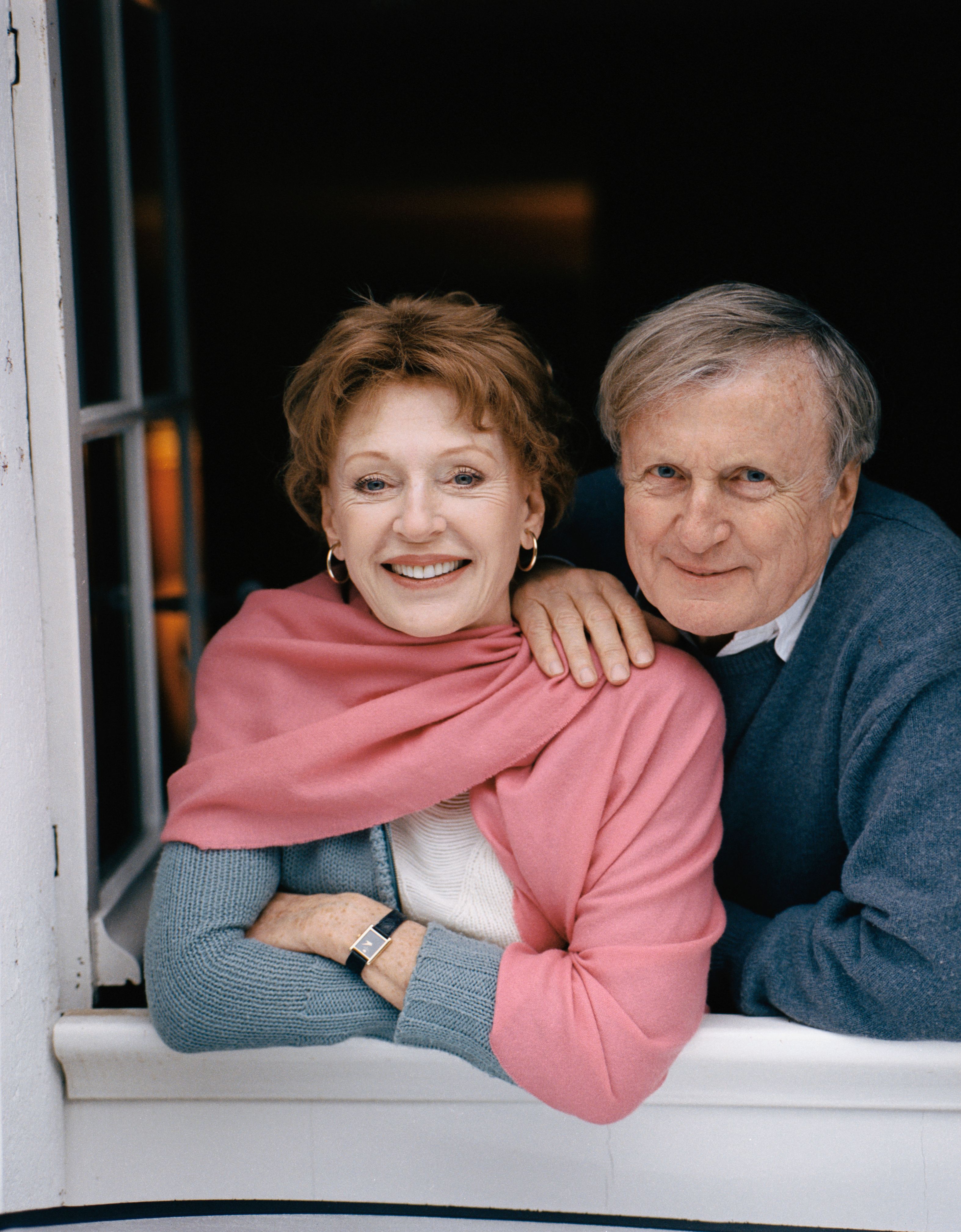 L'acteur français Claude Rich et sa femme Catherine chez eux dans les Yvelines. | Photo : Getty Images