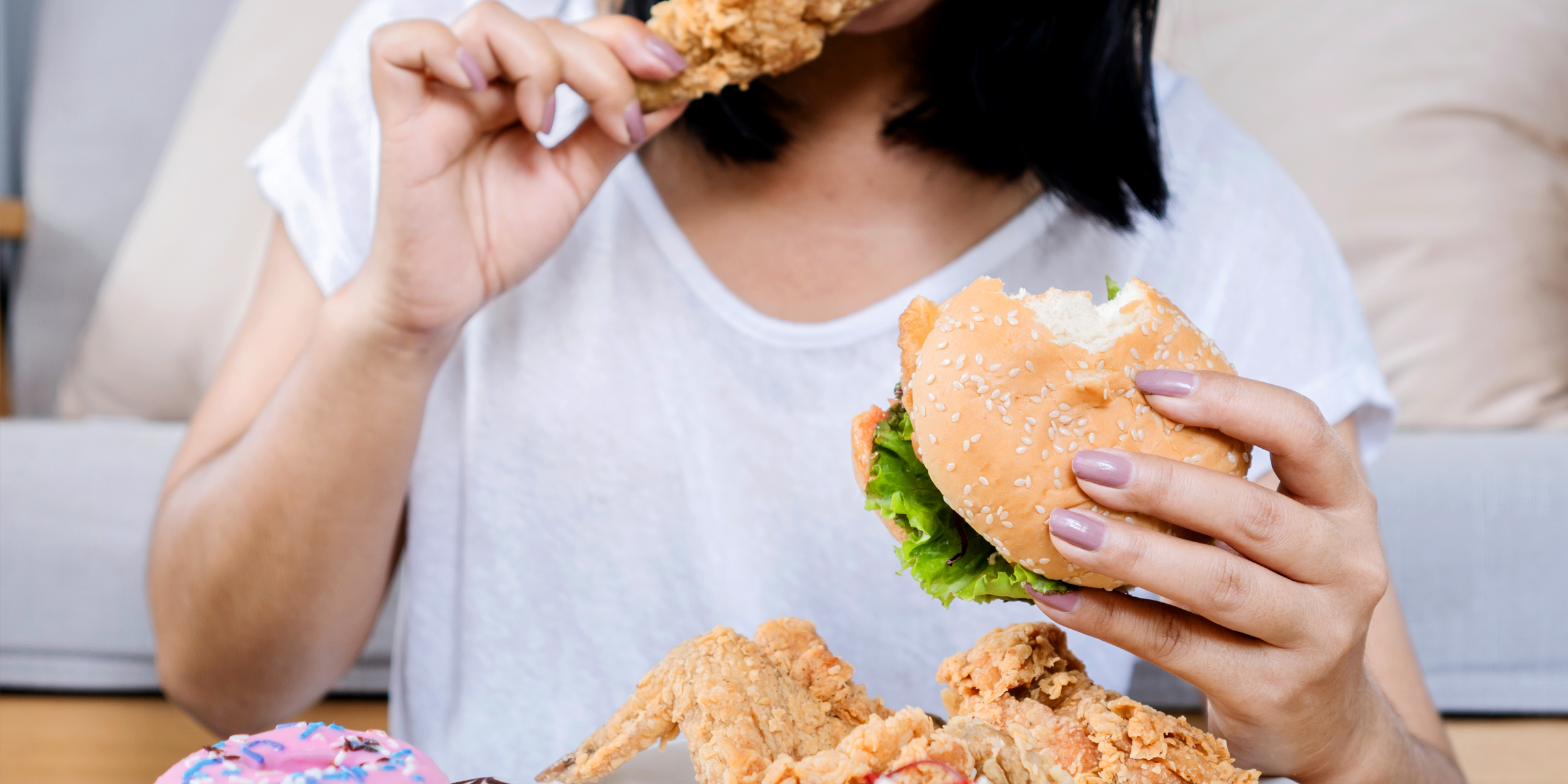 Quelqu'un qui mange un hamburger | Source : Shutterstock