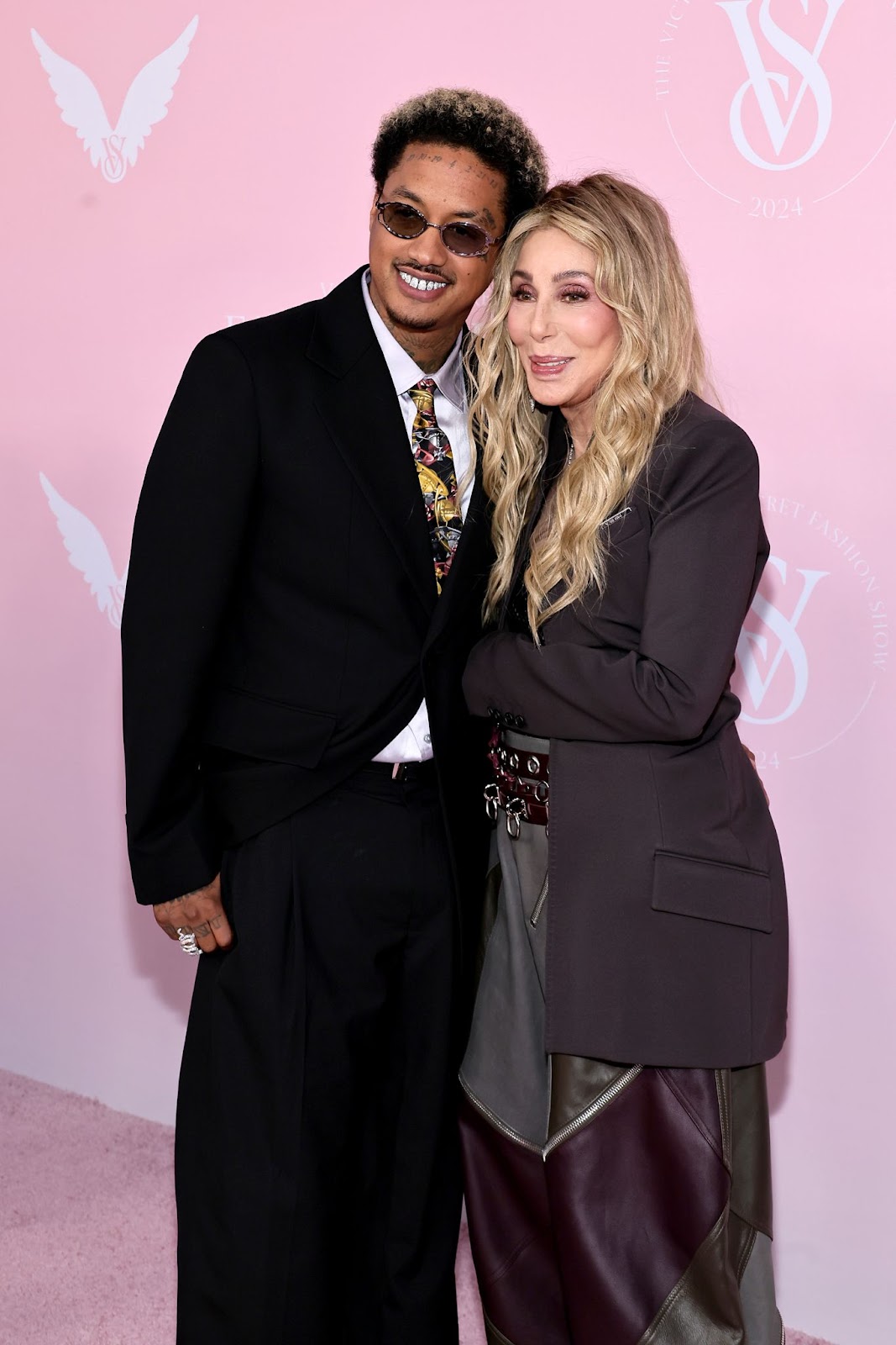 Alexander "AE" Edwards et Cher au défilé de mode 2024 de Victoria's Secret le 15 octobre à Brooklyn, New York. | Source : Getty Images