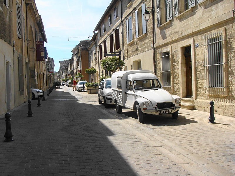 Vue de la Rue de la République, Villeneuve lez Avignon. | Wikimedia Commons