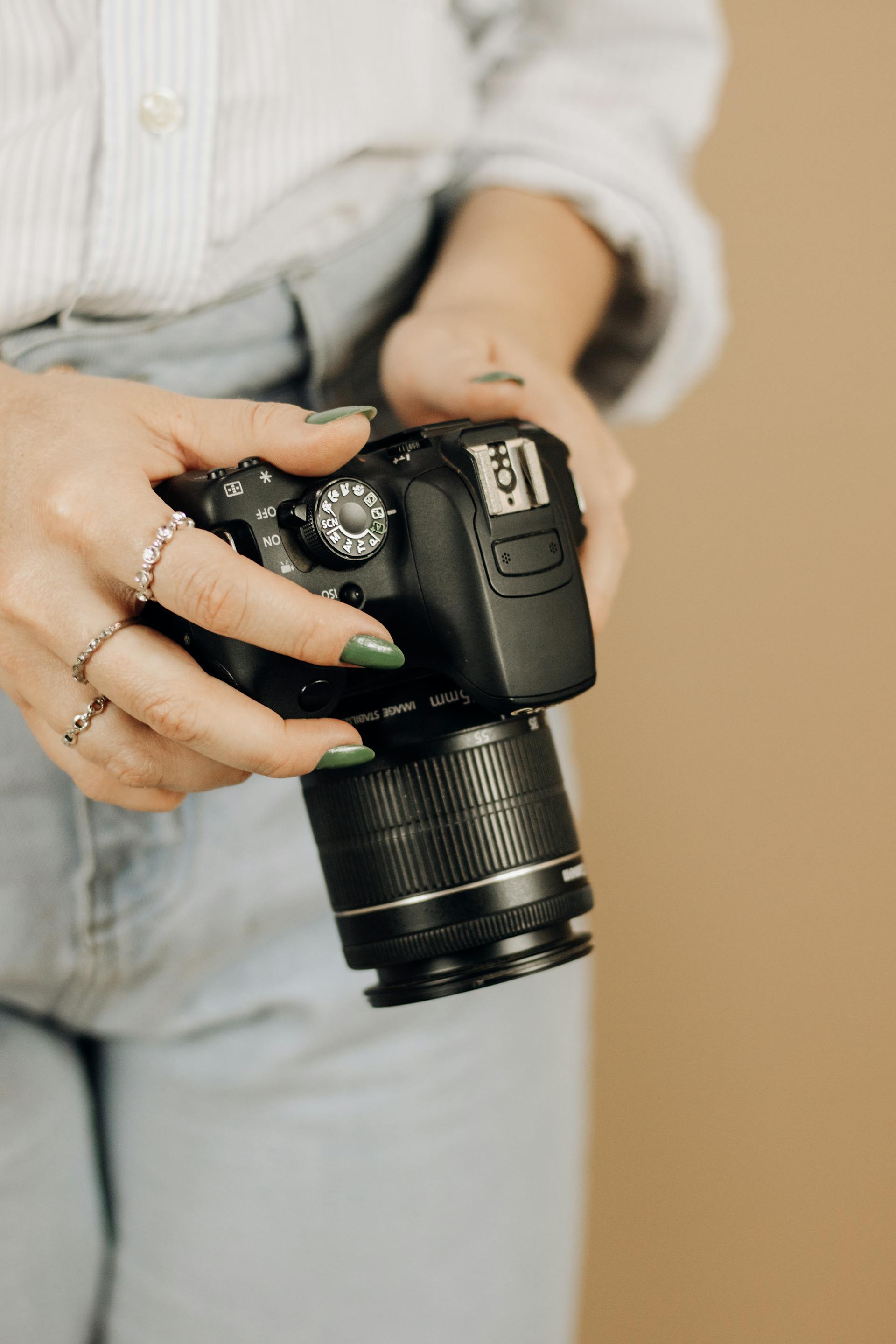 Une femme tenant son appareil photo | Source : Pexels