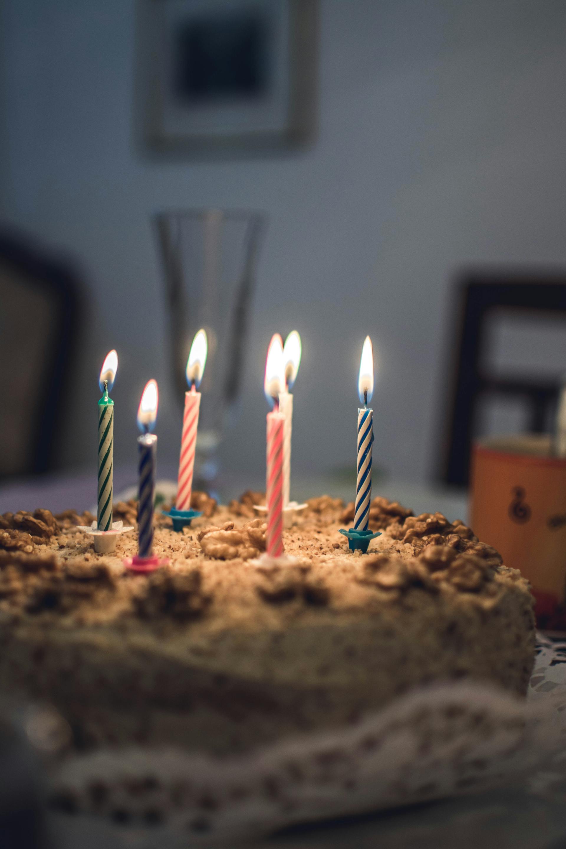 Un gâteau d'anniversaire avec des bougies allumées | Source : Pexels