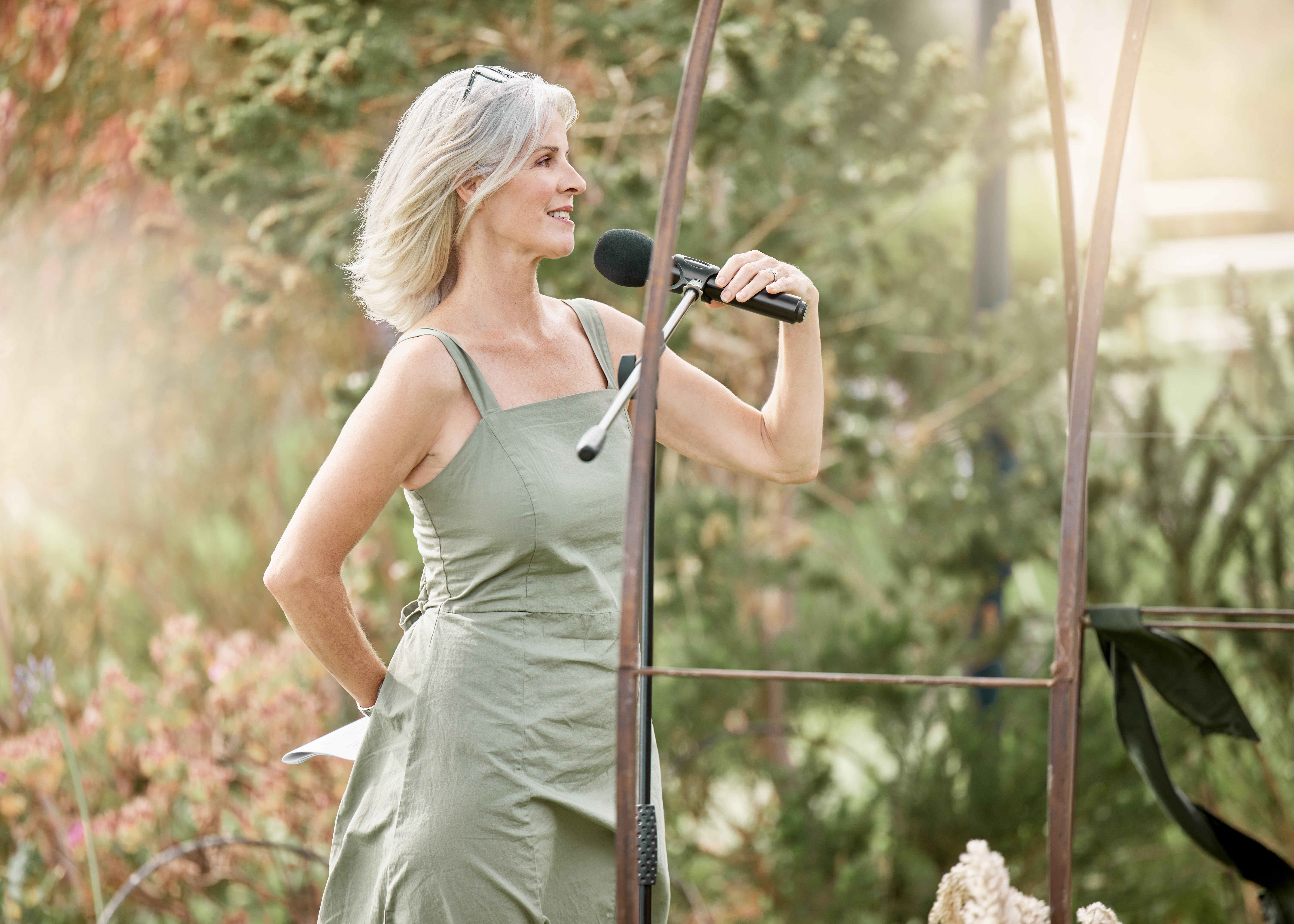 Une femme qui parle dans un microphone | Source : Getty Images