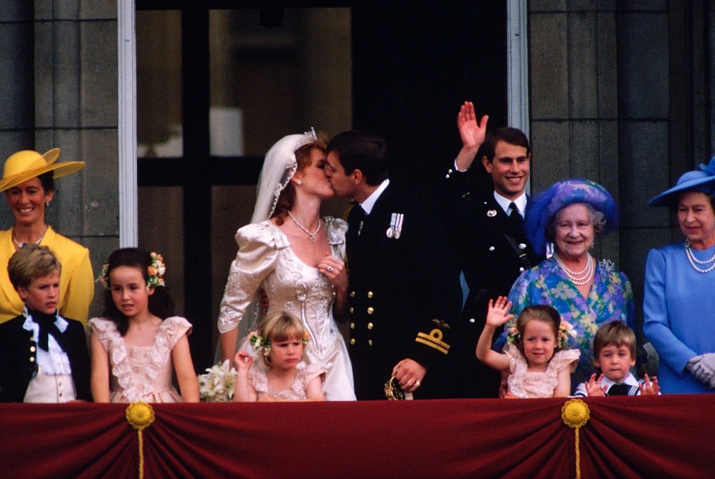 Le duc et la duchesse d'York et leur cortège se tiennent sur le balcon du palais de Buckingham après leur mariage | Photo : Getty Images