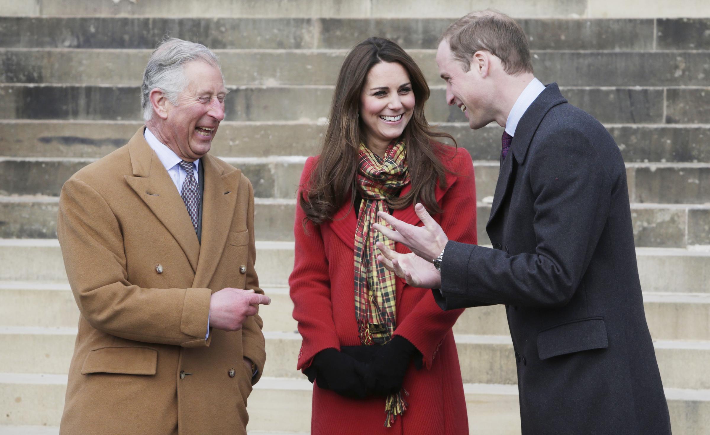 Le roi Charles III, Kate Middleton et le prince William lors de la visite de Dumfries House à Ayrshire, en Écosse, le 5 mars 2013 | Source : Getty Images