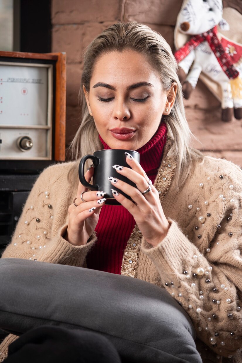 Une femme qui boit du café | Source : Freepik