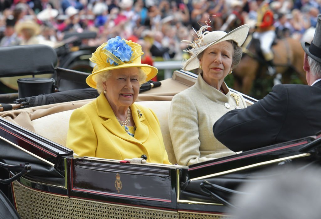 La reine Elizabeth II et la princesse Anne, la princesse royale arrivent le jour 1 de Royal Ascot à Ascot Racecourse le 19 juin 2018, à Ascot, en Angleterre.  |  Source: Getty Images.
