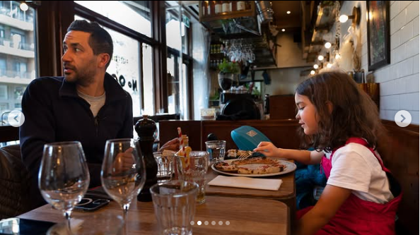 Une photo de Luciano Frattolin et de sa fille Melina Frattolin dégustant une pizza tirée d'un post daté du 2 mars 2023 | Source : Instagram/lucianofrattolin
