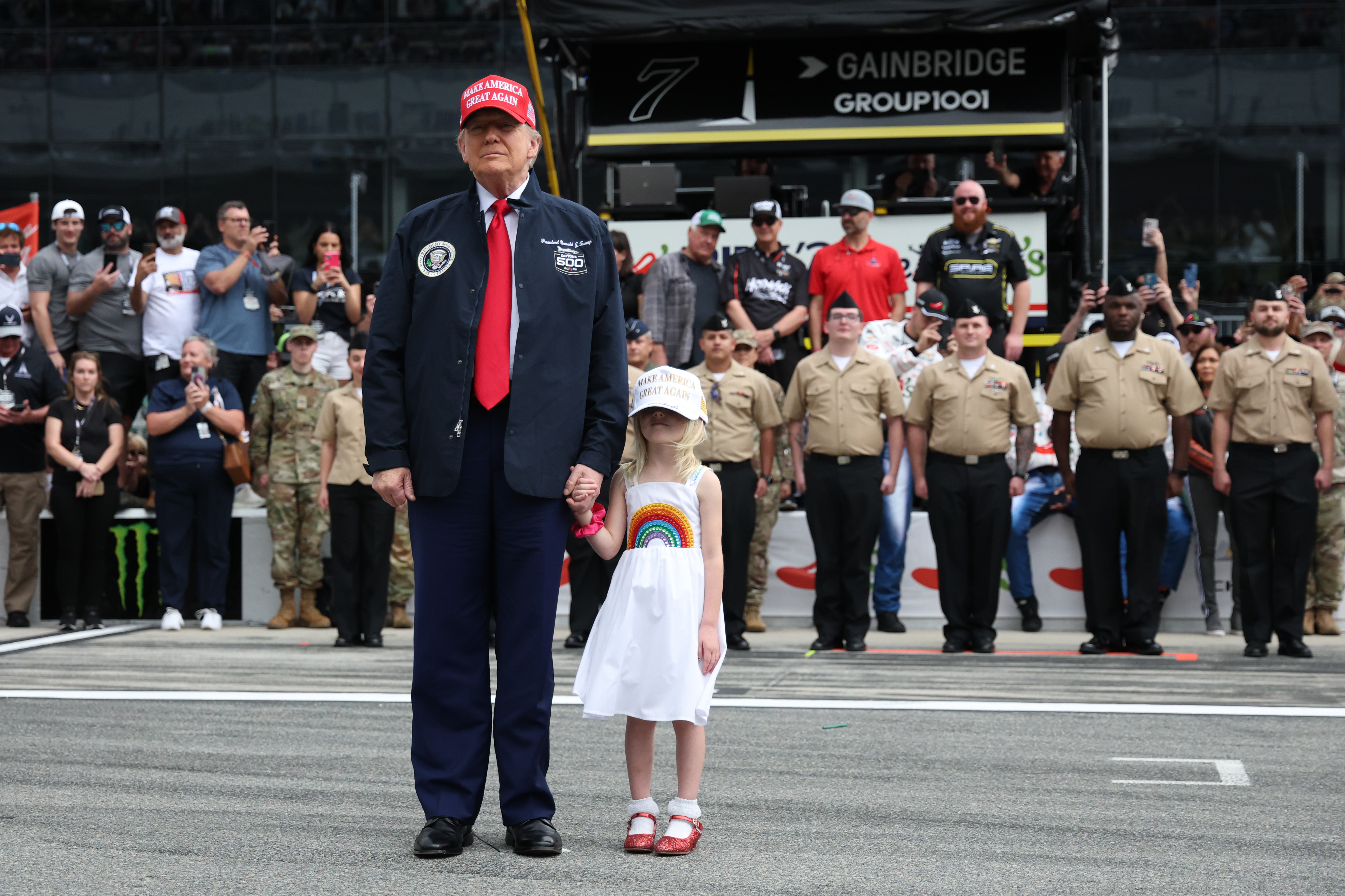 Le président américain Donald Trump et sa petite-fille Carolina sont vus avant la NASCAR Cup Series Daytona 500 au Daytona International Speedway le 16 février 2025 à Daytona Beach, Floride | Source : Getty Images