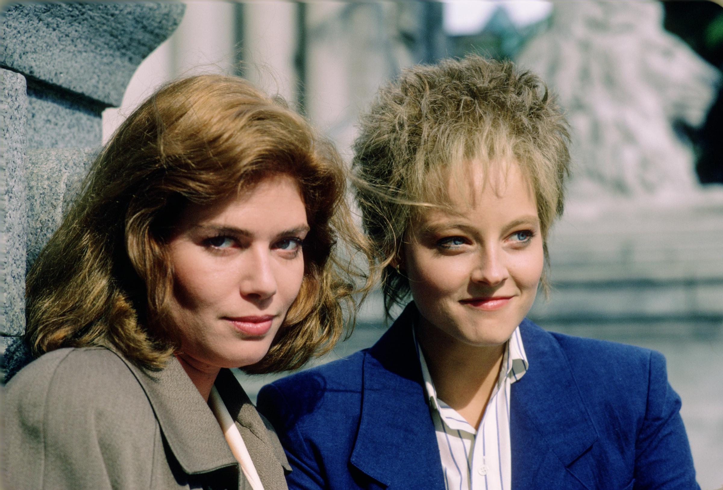 Kelly McGillis et Jodie Foster lors d'un photoshoot pour la promotion de "The Accused" en juin 1987 à Vancouver, Canada. | Source : Getty Images