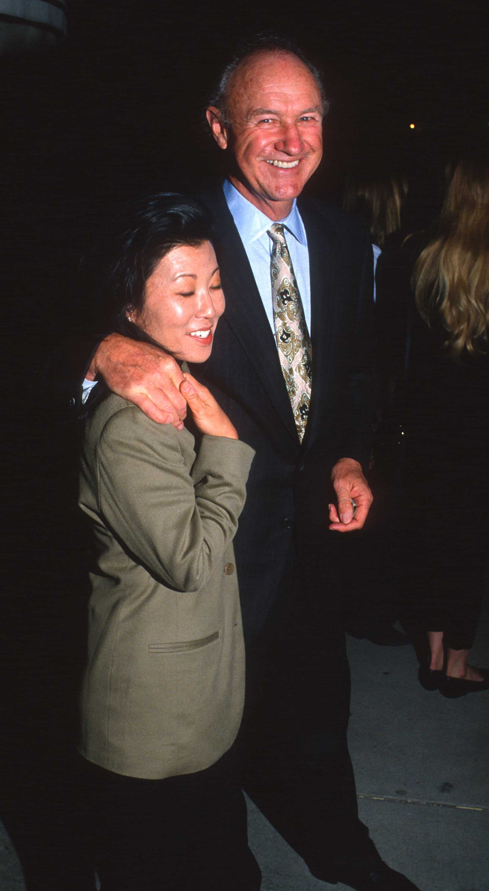 Betsy Arakawa et Gene Hackman à la soirée de charité "Actors as Artists" au Tripp's Club, Century City, Californie, le 9 novembre 1992 | Source : Getty Images