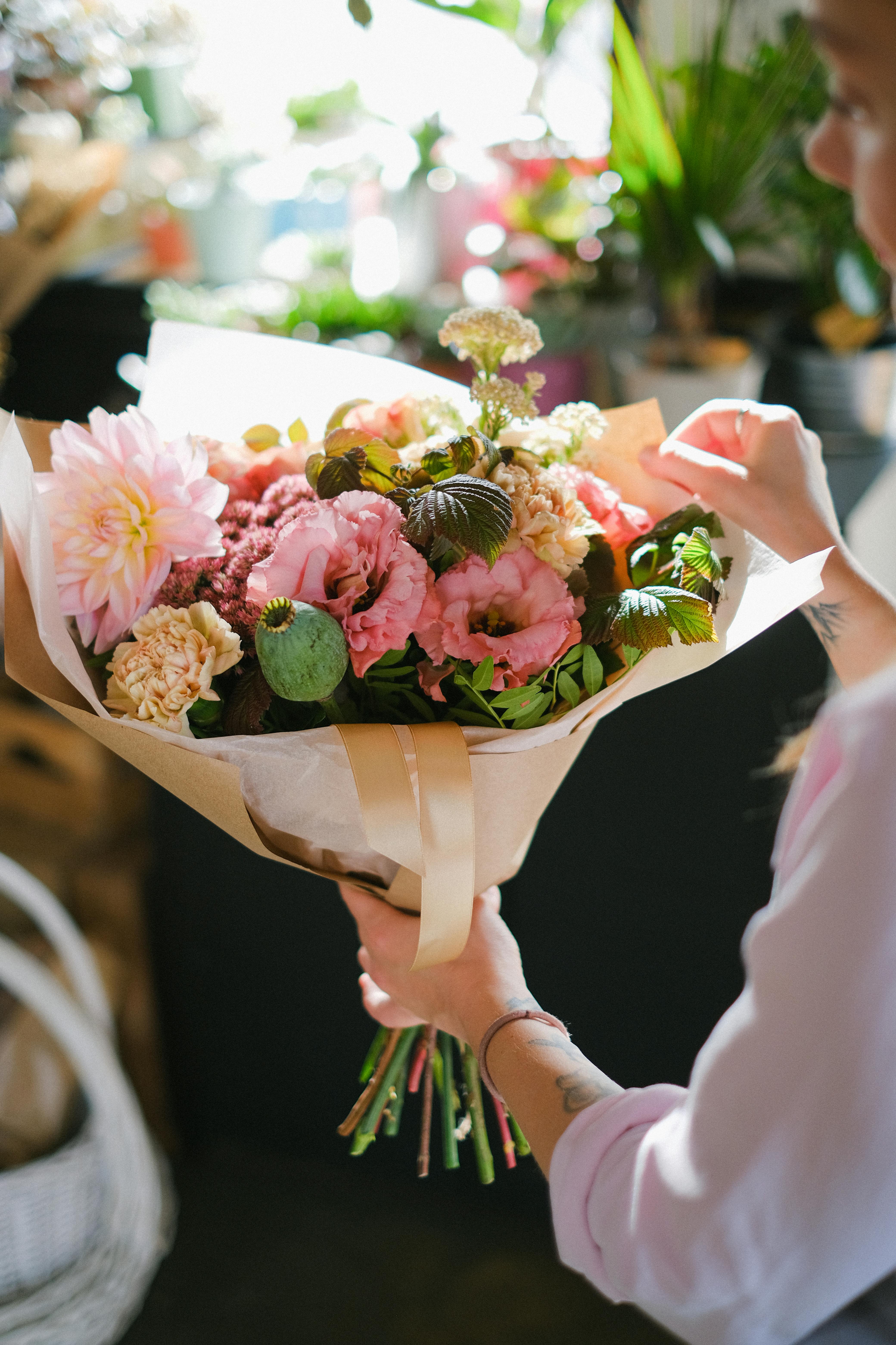Une personne tenant un bouquet de fleurs | Source : Pexels
