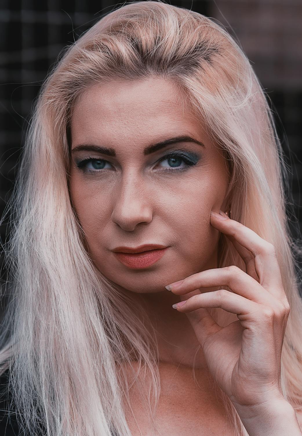 Une femme blonde sérieuse | Source : Pexels