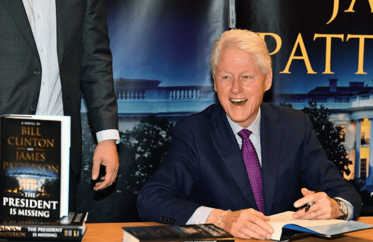 Bill Clinton signe des exemplaires de son nouveau livre coécrit avec James Patterson "The President Is Missing" chez Barnes & Noble le 5 juin 2018 à New York | Photo : Getty Images