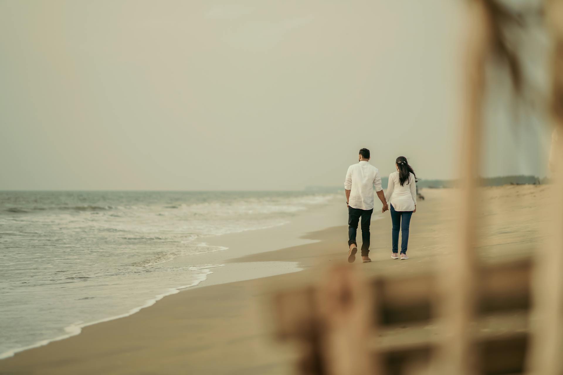 Un couple se promenant sur la plage | Source : Pexels