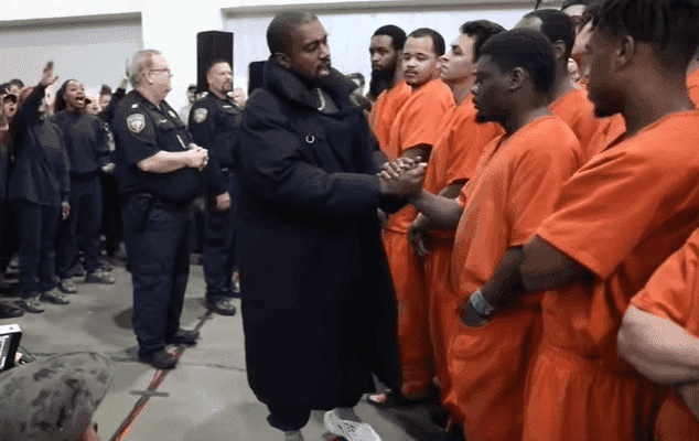 Kanye West accueille les détenus de la prison du comté de Harris à Houston, au Texas | Photo: KHOU 11