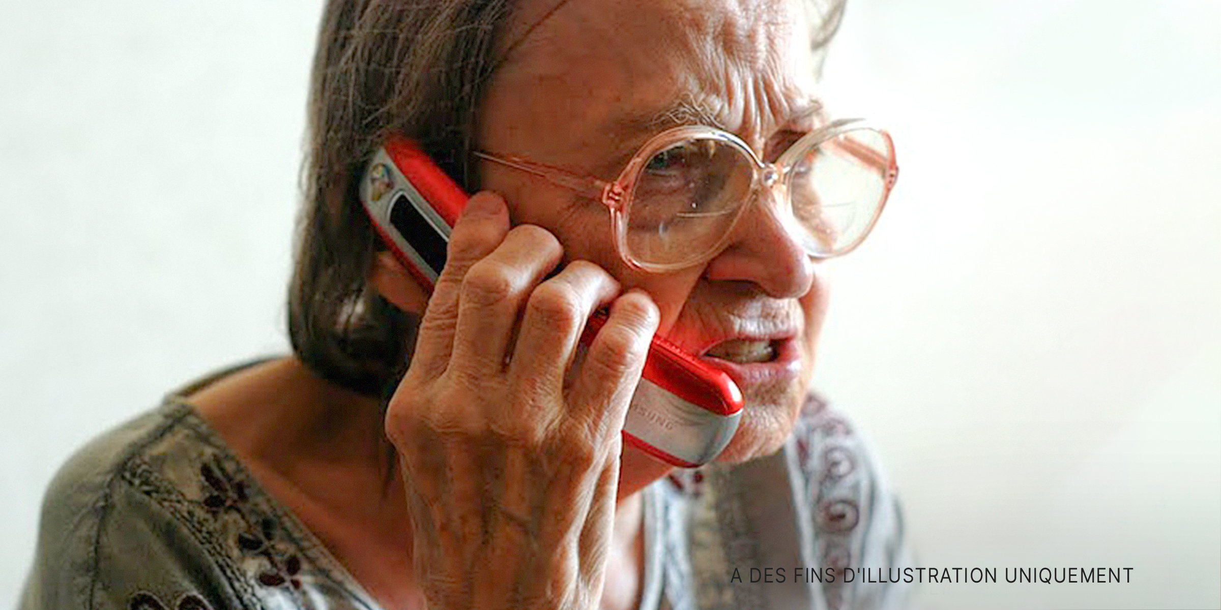 Une vieille femme parlant au téléphone | Source : Flickr.com/borosjuli/CC BY 2.0