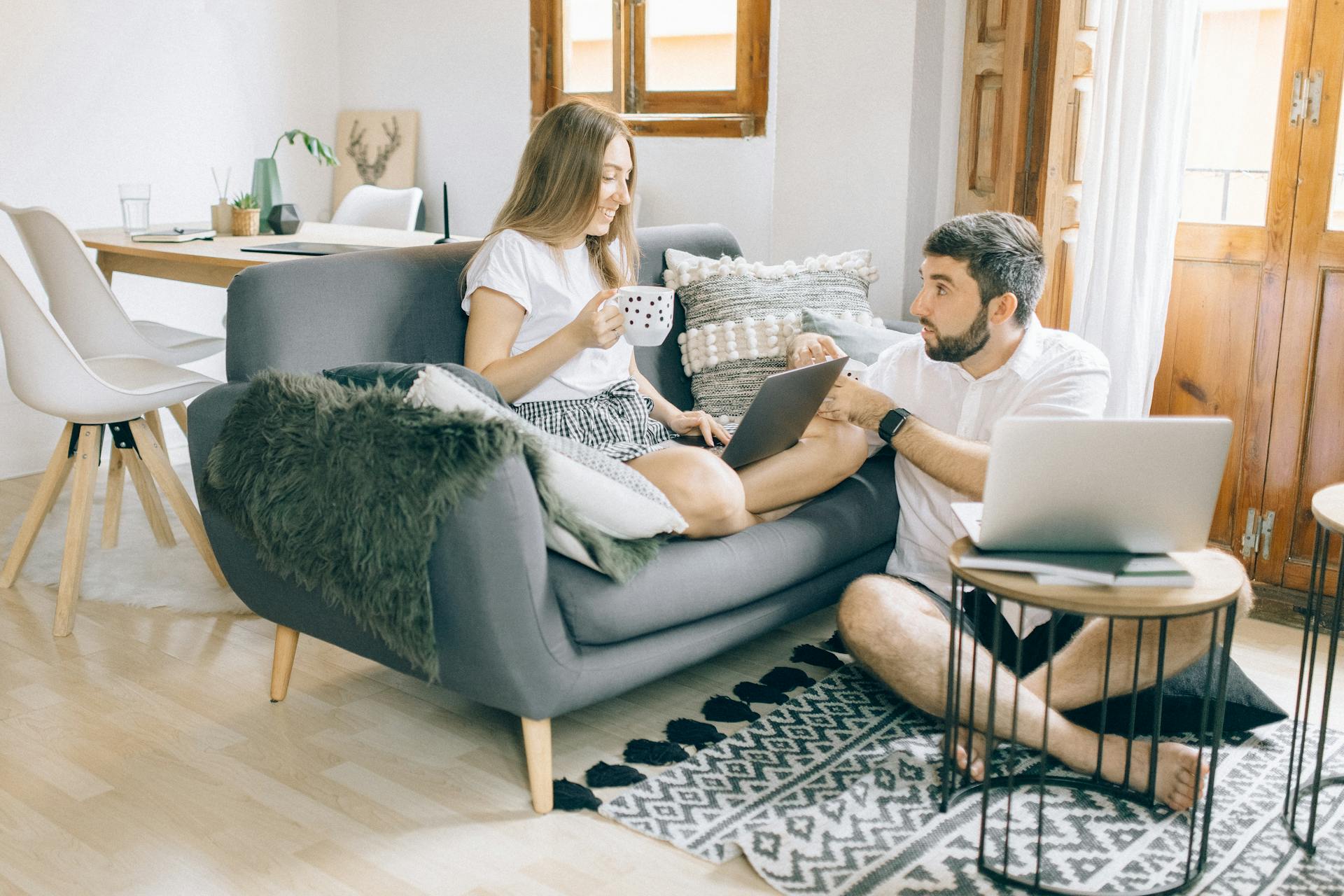 Un homme et une femme assis dans un salon | Source : Pexels