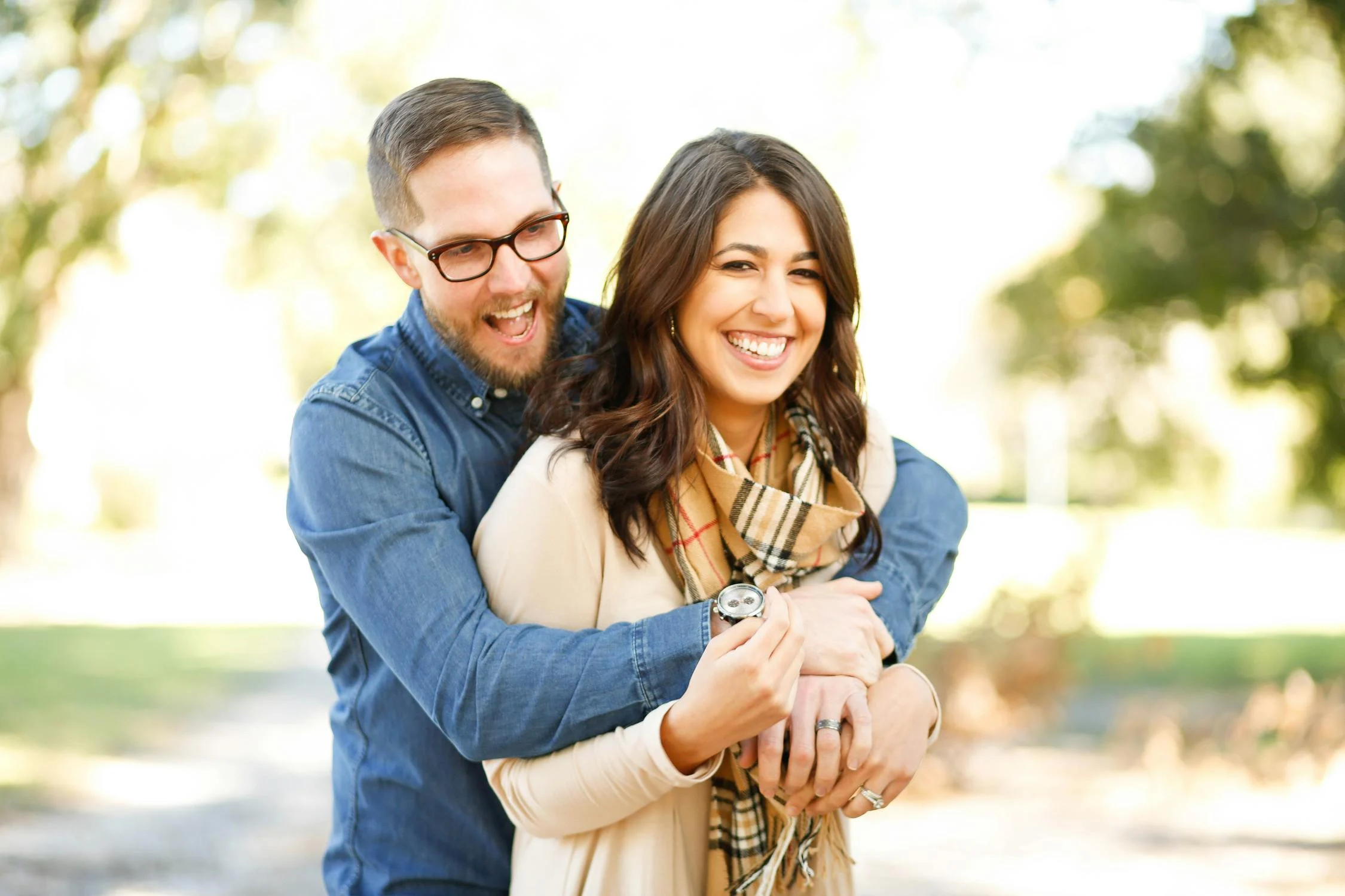 Un couple heureux dans un parc | Source : Pexels